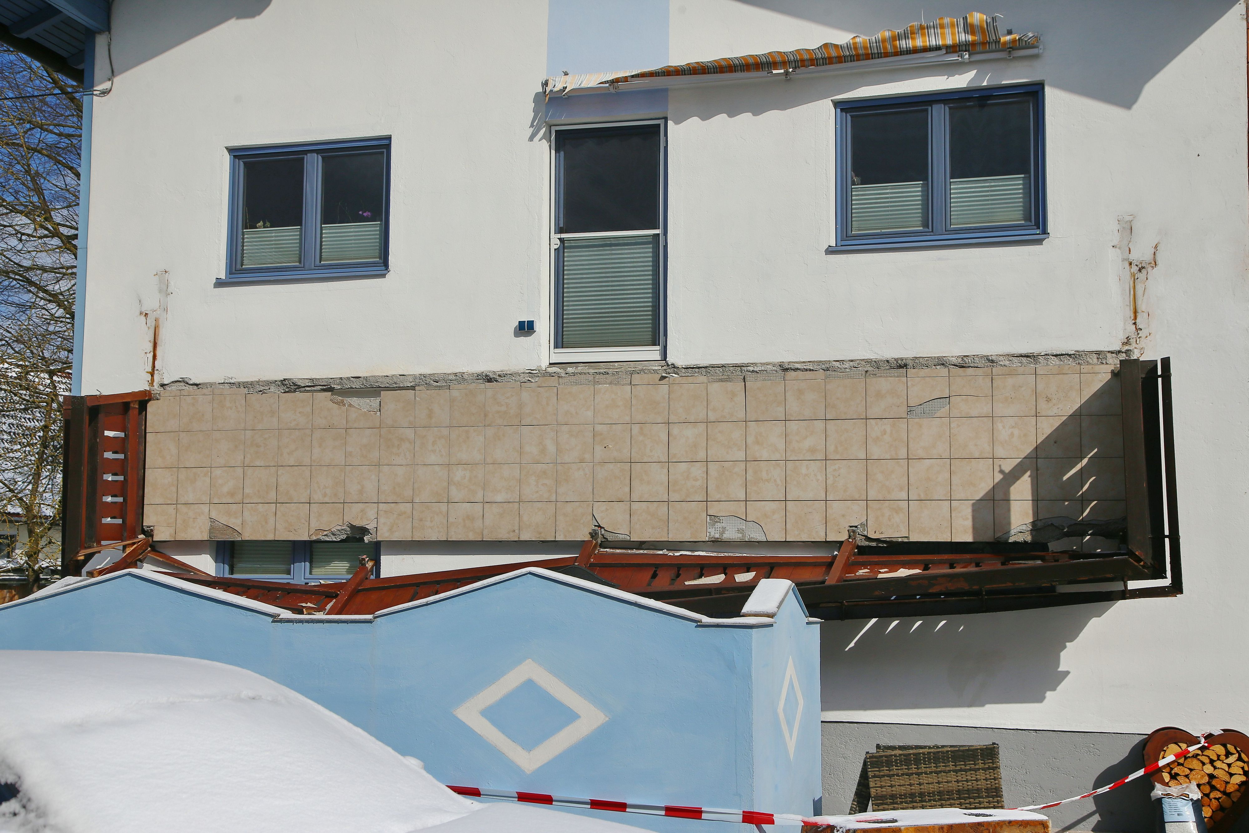 Der Balkon des Zwei-Familienhauses, auf dem es zum tragischen Unfall kam.