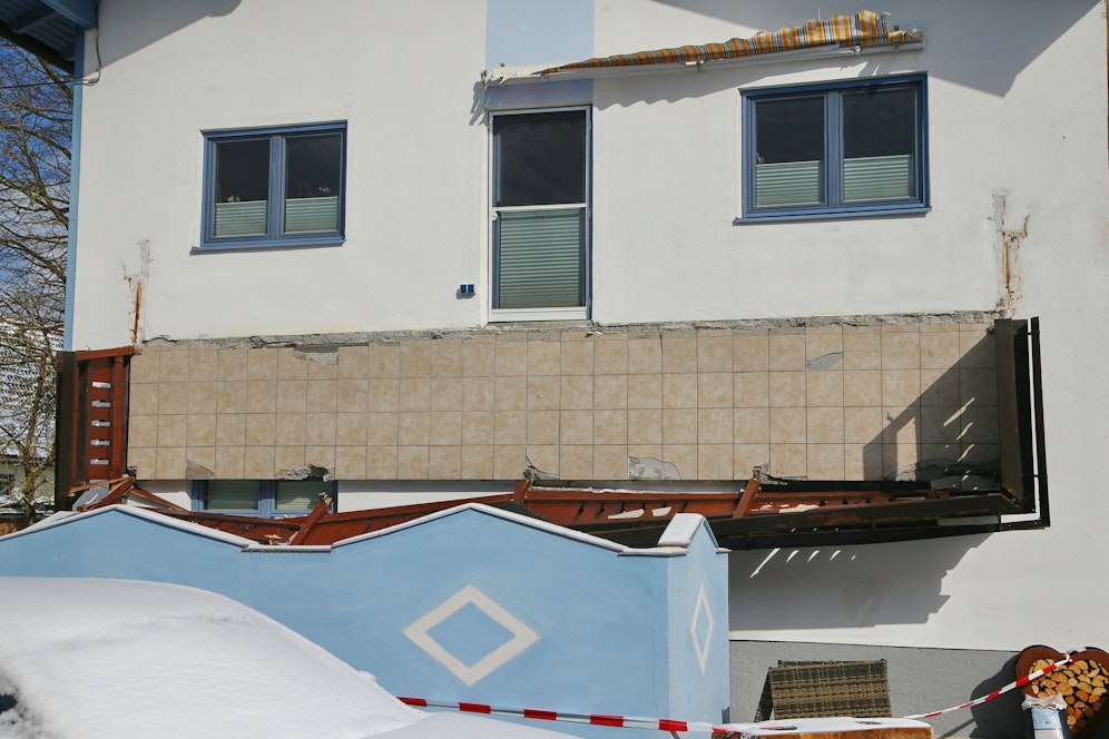 Der Balkon des Zwei-Familienhauses, auf dem es zum tragischen Unfall kam.