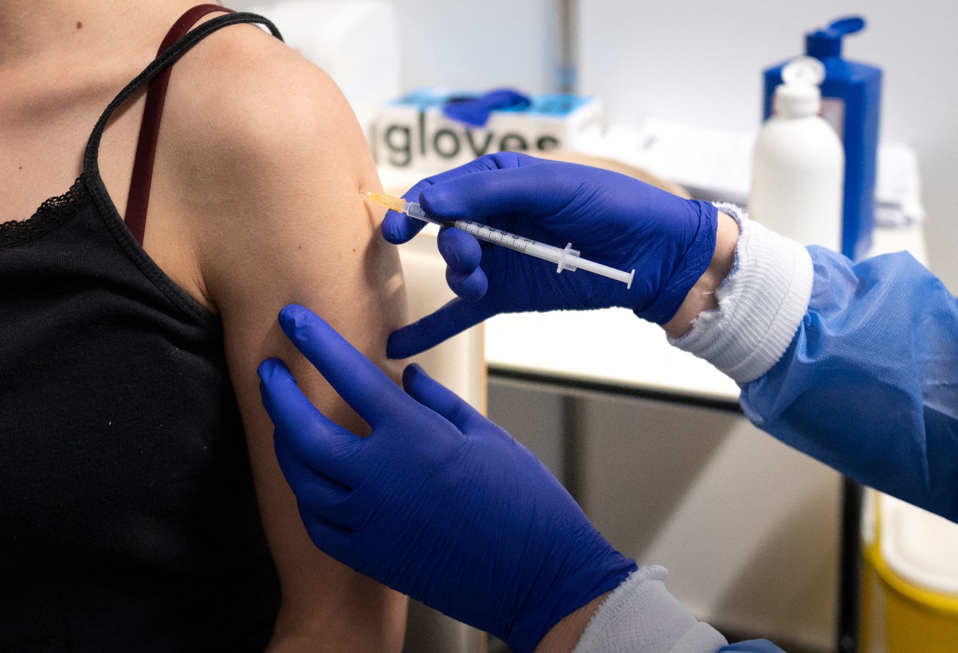 Download von www.picturedesk.com am 06.04.2021 (12:07).  A nurse (R) vaccinates a woman against the coronavirus SARS-CoV-2 on April 2, 2021 in Vienna, Austria, at the country's largest 'vaccination street' situated at the Austria Center. (Photo by JOE KLAMAR / AFP) - 20210402_PD3154 - Rechteinfo: Rights Managed (RM) Nur für redaktionelle Nutzung! Werbliche Nutzung erfordert Freigabe: bitte schicken Sie uns eine Anfrage.
