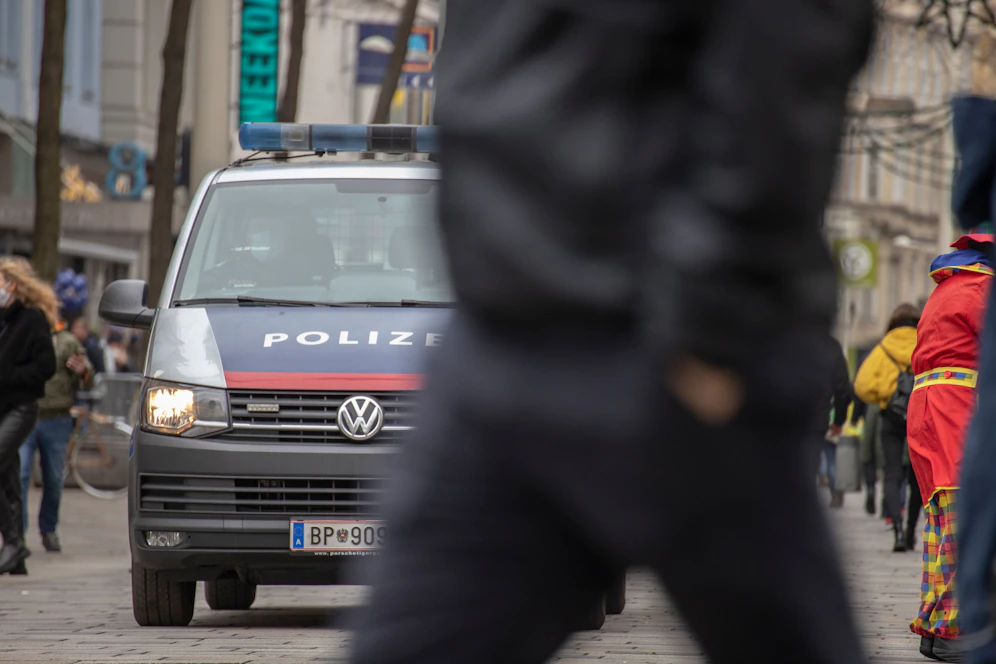 Brenzliger Einsatz für die Polizei, ein Lenker fuhr direkt auf eine Polizistin los.