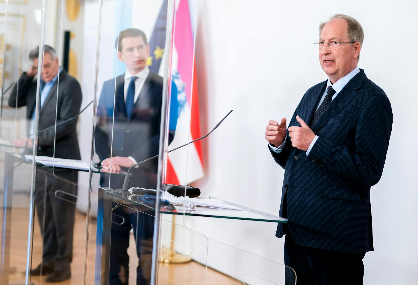 Corona-Gipfel am 6. April 2021: Vizekanzler Werner Kogler (Grüne), Bundeskanzler Sebastian Kurz (ÖVP) und MedUni Wien-Vizerektor Oswald Wagner während der anschließenden Pressekonferenz.