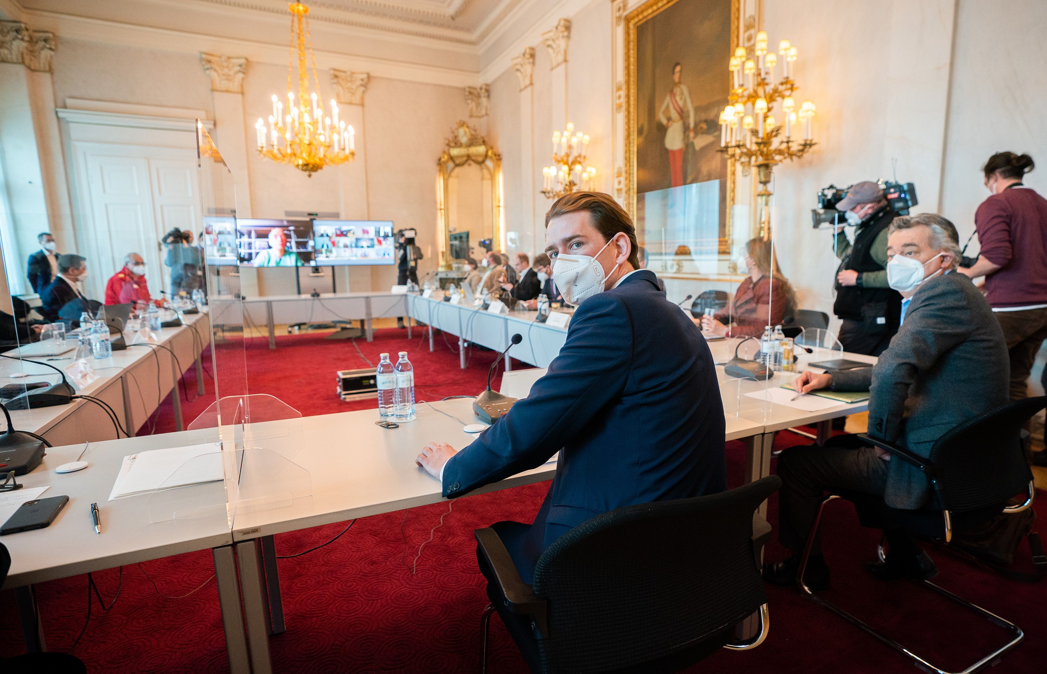 Corona-Gipfel am 6. April 2021: Bundeskanzler Sebastian Kurz (ÖVP) und Vizekanzler Werner Kogler (Grüne) im Rahmen einer Videokonferenz der Bundesregierung mit Experten und den Landeshauptleuten im Bundeskanzleramt in Wien