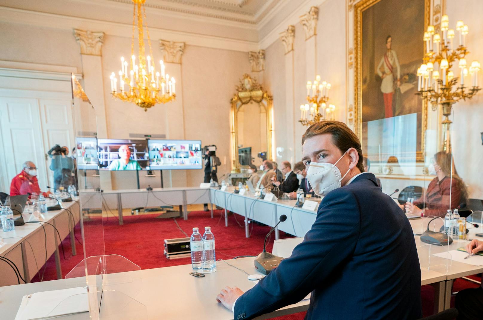Corona-Gipfel am 6. April 2021: Bundeskanzler Sebastian Kurz (ÖVP) und Vizekanzler Werner Kogler (Grüne) im Rahmen einer Videokonferenz der Bundesregierung mit Experten und den Landeshauptleuten im Bundeskanzleramt in Wien