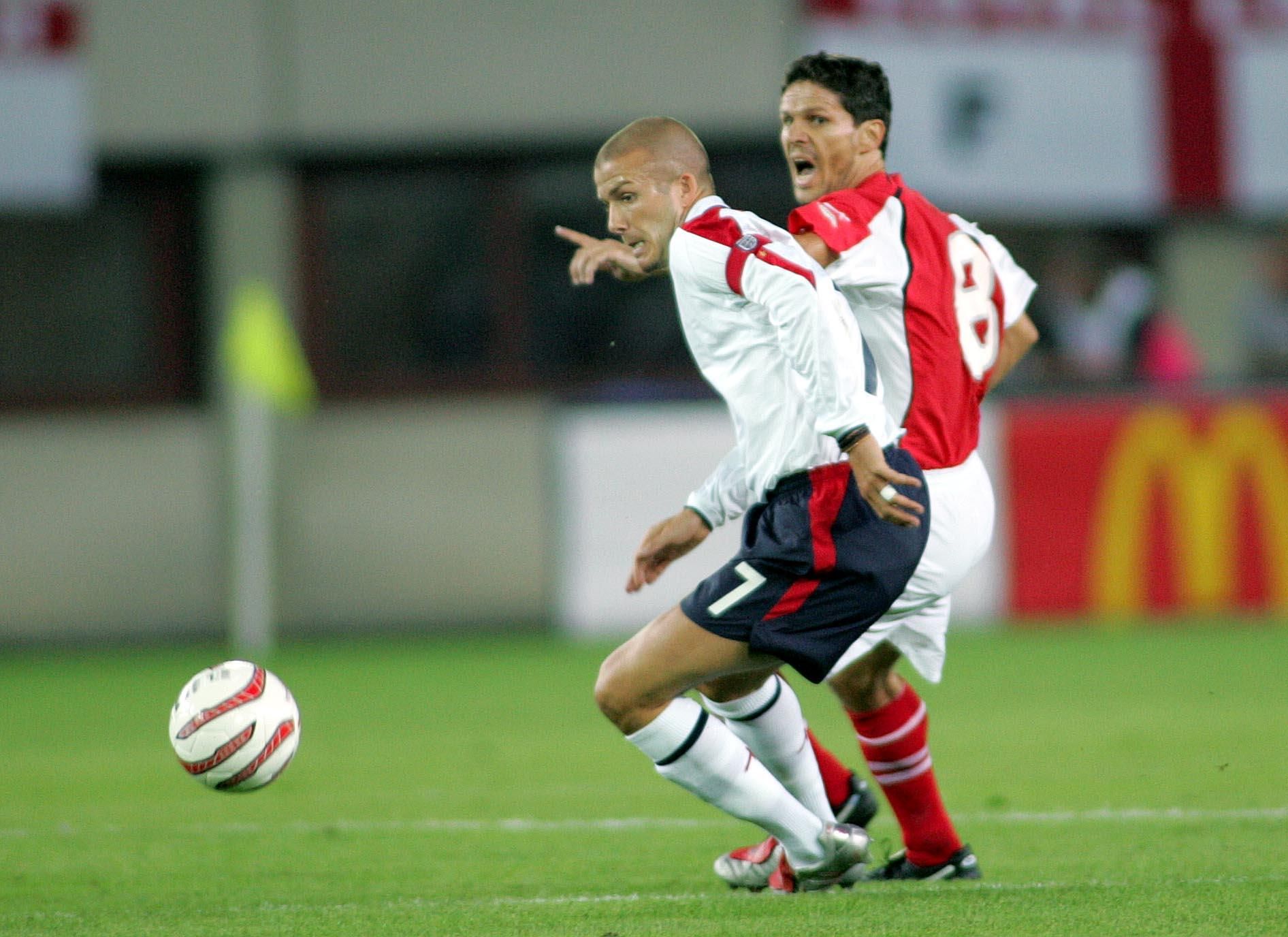 Didi Kühbauer im Duell mit Englands David Beckham.