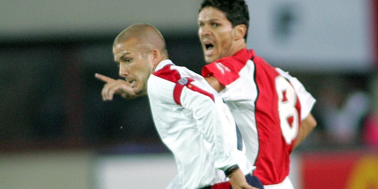 David Beckham, mehr Medienmensch als Fußballer. Er war schon ein sehr guter Fußballer, aber ihn hat die Society und die Gesellschaft auf ein komplett neues Level gebracht. Denn es hat weit bessere Fußballer als ihn gegeben. Andererseits: Den Beckham kennt jeder auf der ganzen Welt.