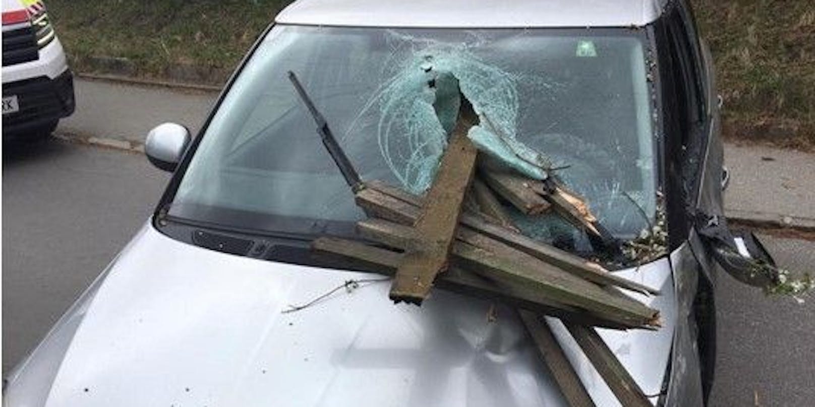 Bei einem Verkehrsunfall in Kapfenberg (ST) bohrte sich ein Zaunpfahl durch die Windschutzscheibe des Autos und verletzte die Lenkerin schwer.