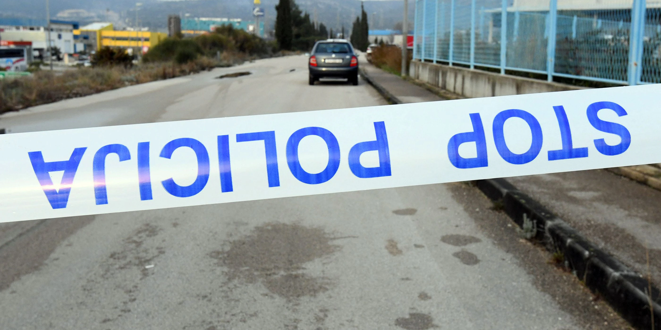 Download von www.picturedesk.com am 06.04.2021 (13:38).  30.01.2021, Sibenik, CRO, vierfacher Mord in Sibenik, im Bild die Polizei blockierte die Ausgänge aus der Stadt auf der Suche nach einem Verdächtigen des vierfachen Mordes, ein Mann wurde heute gegen 13 Uhr in Vodice erschossen. Danach wurden drei weitere Tote in der Nähe von Sibenik gefunden. Die leblose Leiche eines Verdächtigen des Vierfachmordes wurde am Abend neben dem Auto gefunden // police blocked exits from the city looking for a suspect of the quadruple murder; a man was shot dead in Vodice around 1 p.m. today after that, three more dead were found near Sibenik. The lifeless body of a quadruple homicide suspect was found next to the car that evening. Sibenik, Croatia on 2021/01/30. EXPA Pictures © 2021, PhotoCredit: EXPA/ Pixsell/ Hrvoje Jelavic *****ATTENTION - for AUT, SLO, SUI, SWE, ITA, FRA only***** - 20210131_PD2493 - Rechteinfo: Rights Managed (RM)