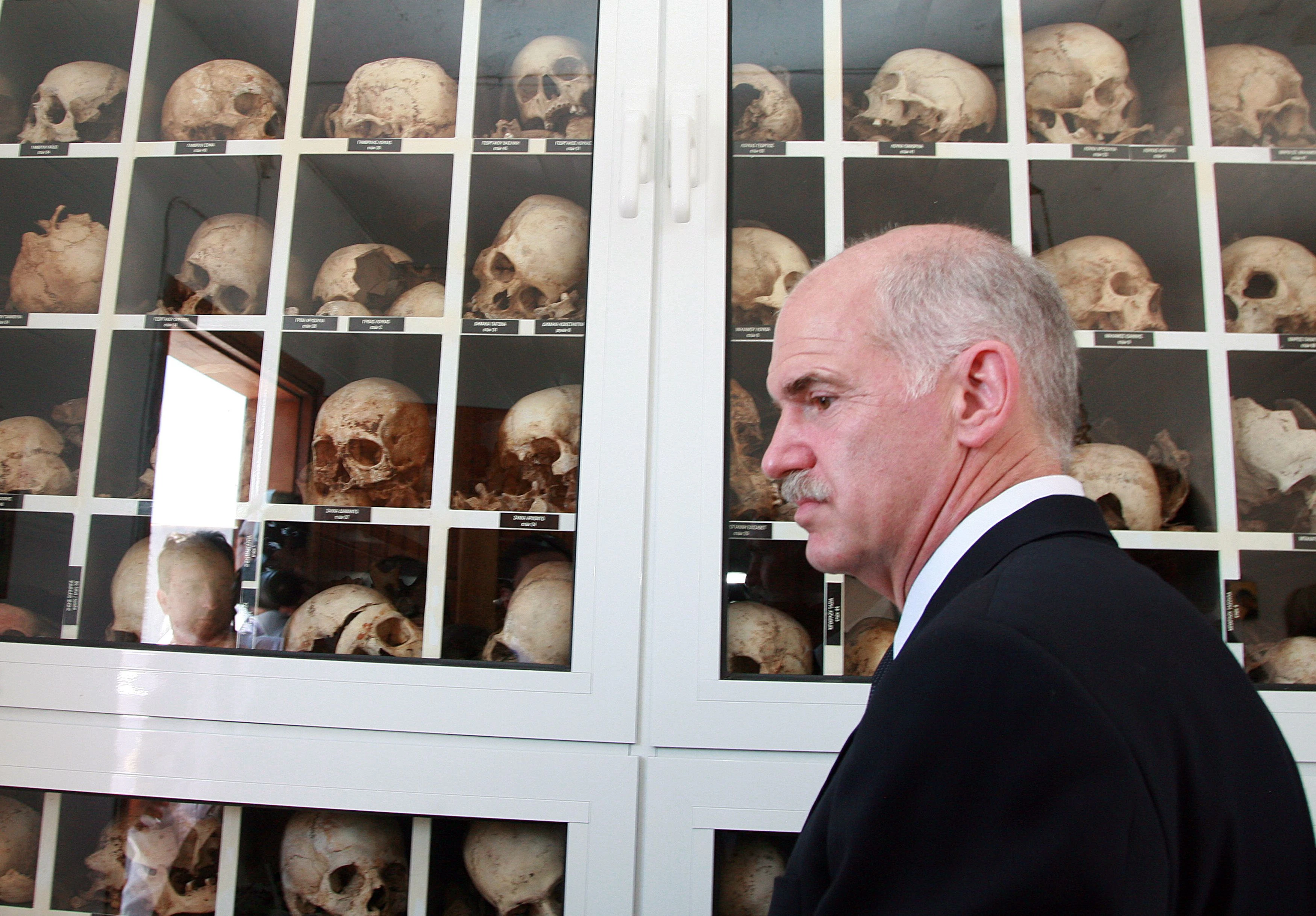 Der griechische Premier George Papandreou beim Besuch des Museums in Distomo. In dem Dorf 160 Kilometer nordwestlich von Athen richteten Truppen der Nazis im Juni 1944 ein Blutbad an.