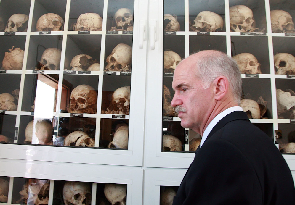 Der ehemalige griechische Premier George Papandreou beim Besuch des Museums in Distomo. In dem Dorf 160 Kilometer nordwestlich von Athen richteten Truppen der Nazis im Juni 1944 ein Blutbad an.