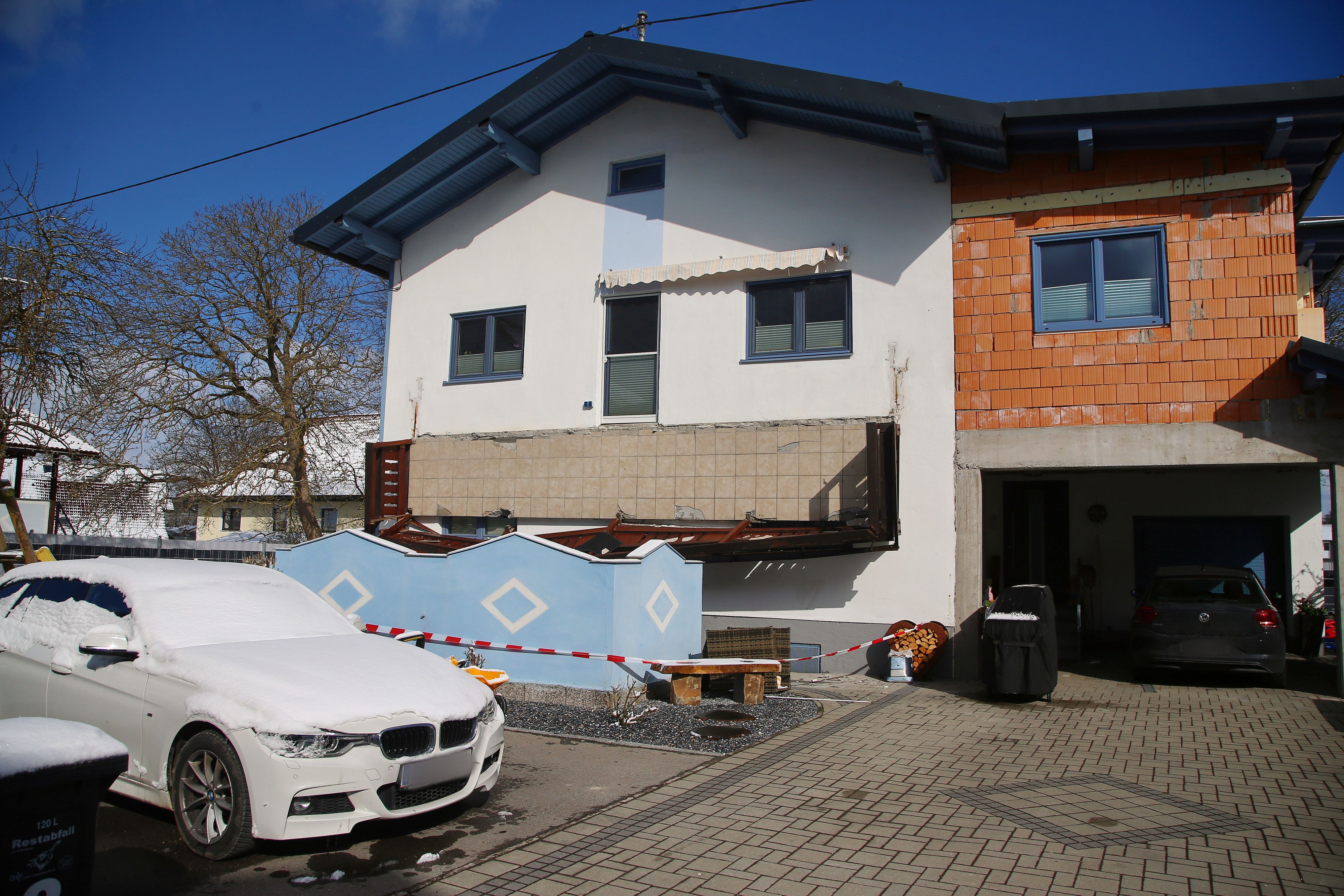 In Lenzing stürzte der Balkon eines Einfamilienhauses in die Tiefe. Eine Frau (55) starb an ihren Verletzungen.