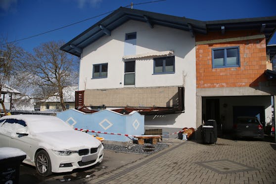 In Lenzing stürzte der Balkon eines Einfamilienhauses in die Tiefe. Eine Frau (55) starb an ihren Verletzungen.