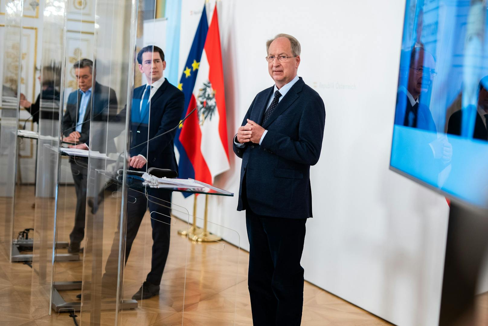 Corona-Gipfel am 6. April 2021: Vizekanzler Werner Kogler (Grüne), Bundeskanzler Sebastian Kurz (ÖVP) und MedUni Wien-Vizerektor Oswald Wagner&nbsp;während der anschließenden Pressekonferenz.