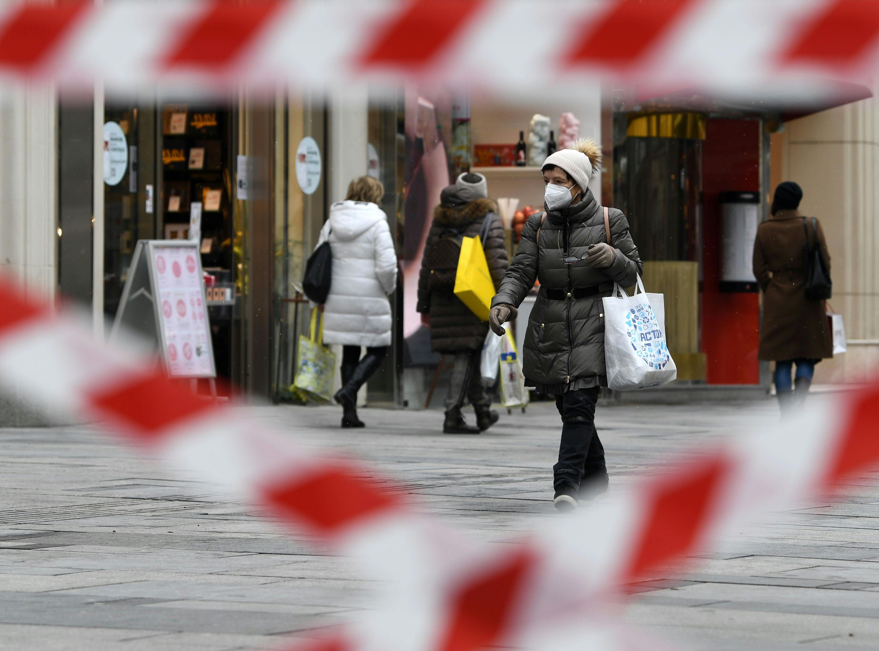 Eine Person mit ihrem Einkauf aufgenommen am Graben in der Wiener Innenstadt. Symbolbild