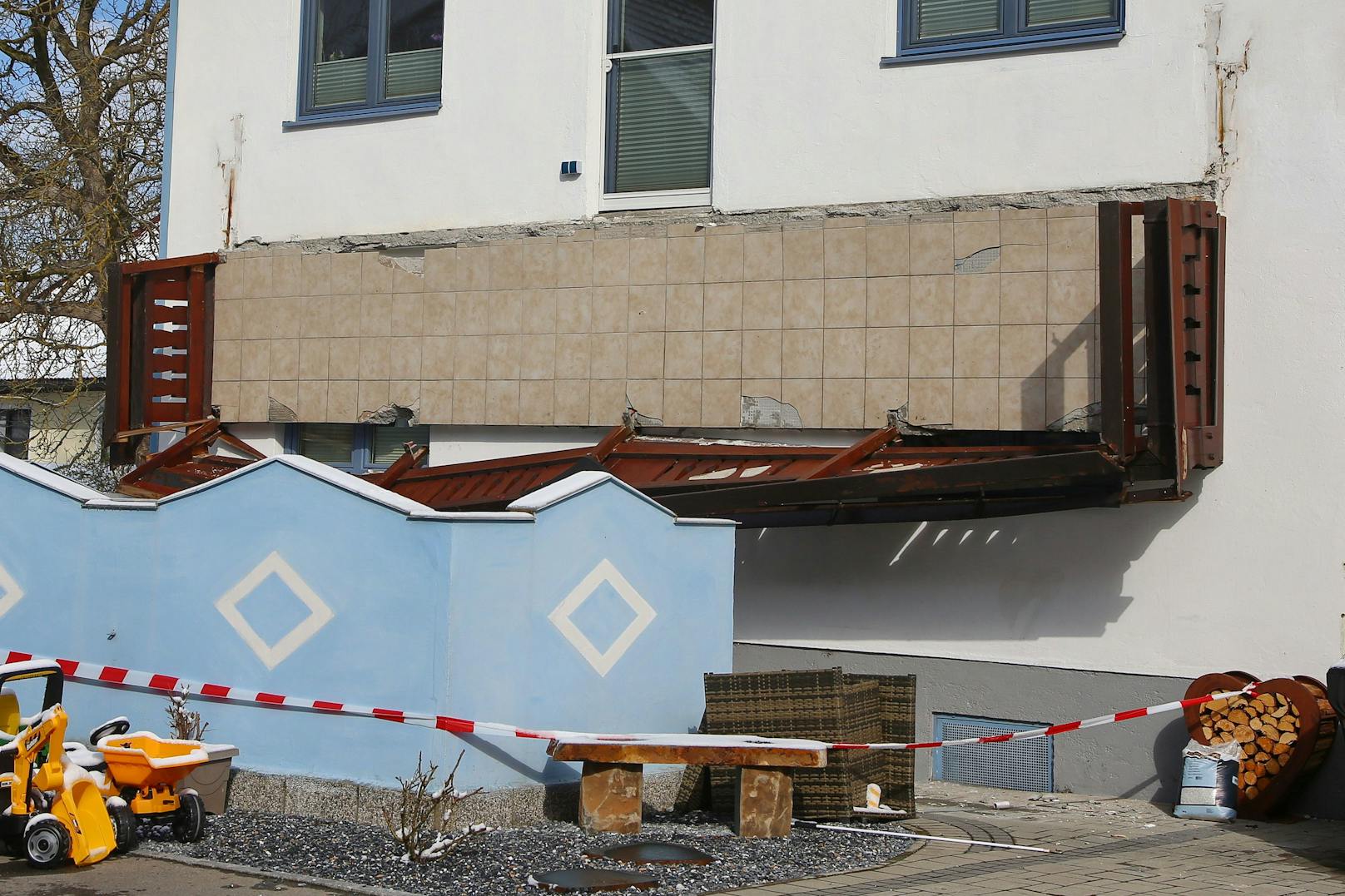 In Lenzing stürzte der Balkon eines Einfamilienhauses in die Tiefe. Eine Frau (55) starb an ihren Verletzungen.