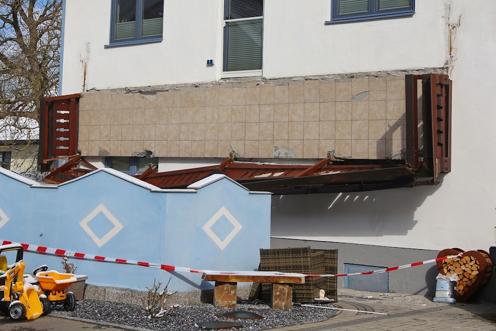 In Lenzing stürzte der Balkon eines Einfamilienhauses in die Tiefe. Eine Frau (55) starb an ihren Verletzungen.