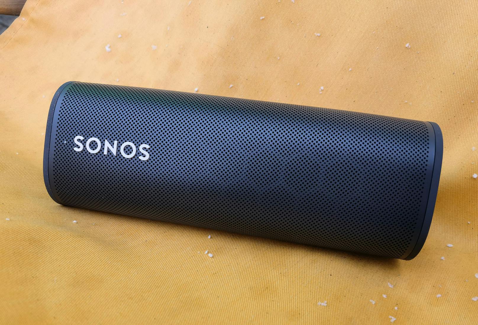 <a href="https://www.heute.at/s/sonos-bringt-neuen-portablen-smart-speaker-roam-100131845">Sonos Roam</a> ist der neueste Lautsprecher im Sortiment des Audio-Spezialisten – und er folgt dem Konzept des <a href="https://www.heute.at/s/sonos-move-im-test-der-erste-sonos-zum-mitnehmen-47484301">Sonos Move</a>. War dieser noch ein Speaker,...