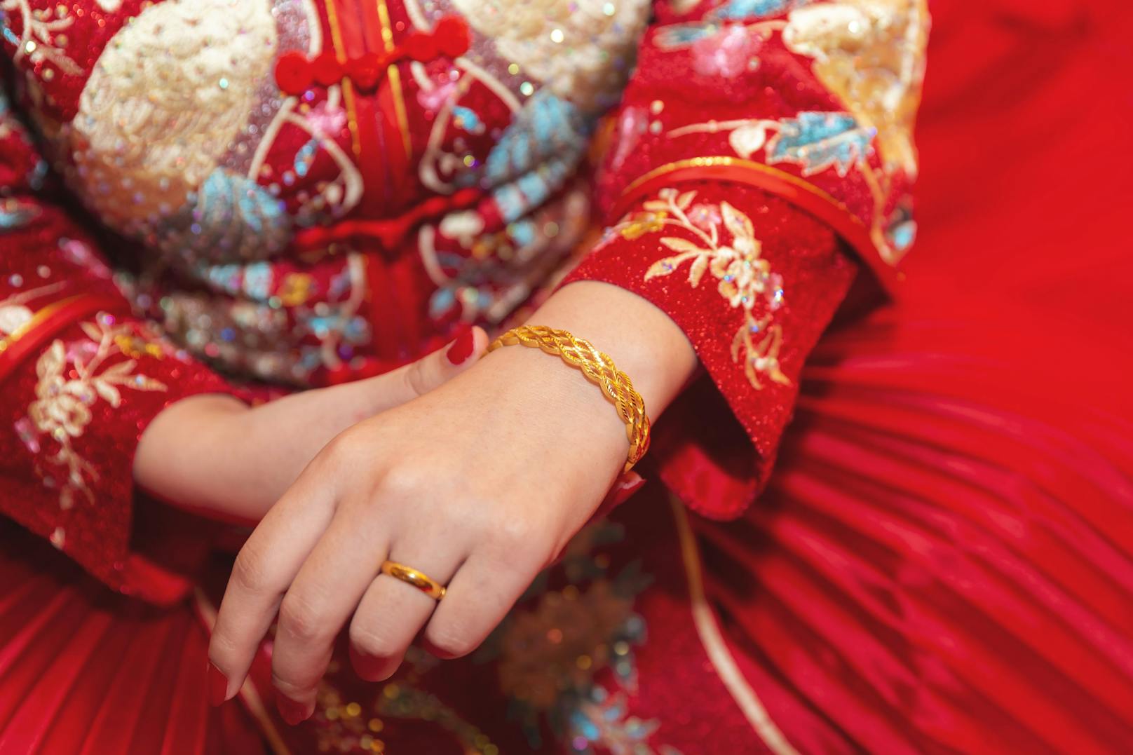 Traditionelles Hochzeitskleid und Schmuck in China. (Symbolbild)