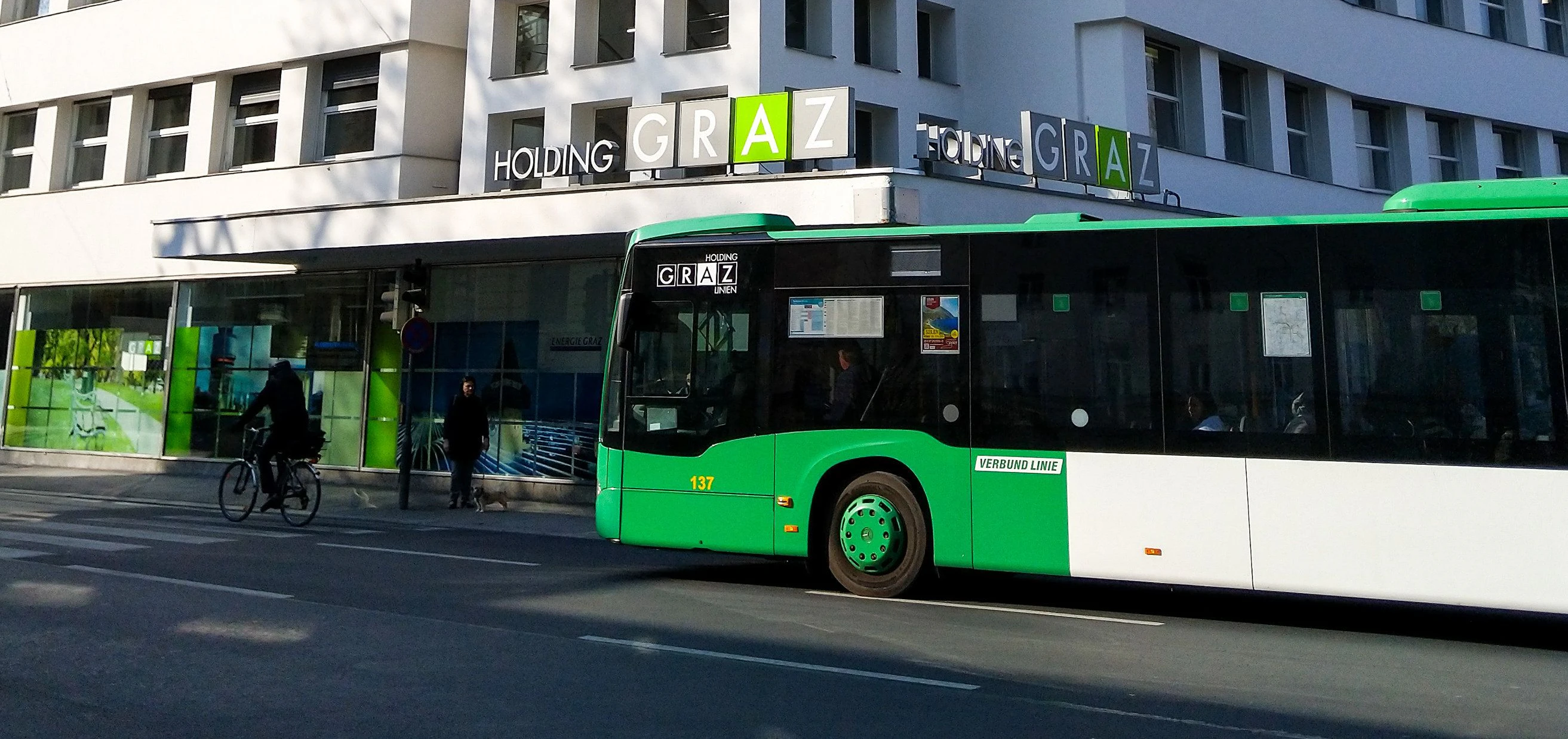 Download von www.picturedesk.com am 06.04.2021 (09:34).  THEMENBILD - Ein Bus der Holding Graz Linien vor dem Headquarters der Holding Graz am 02. April 2019 in Graz // A bus of Holding Graz Linien in front of the headquarters of Holding Graz on 02 April 2019 in Graz, Austra. EXPA Pictures © 2019, PhotoCredit: EXPA/ Erwin Scheriau - 20190402_PD5363 - Rechteinfo: Rights Managed (RM)