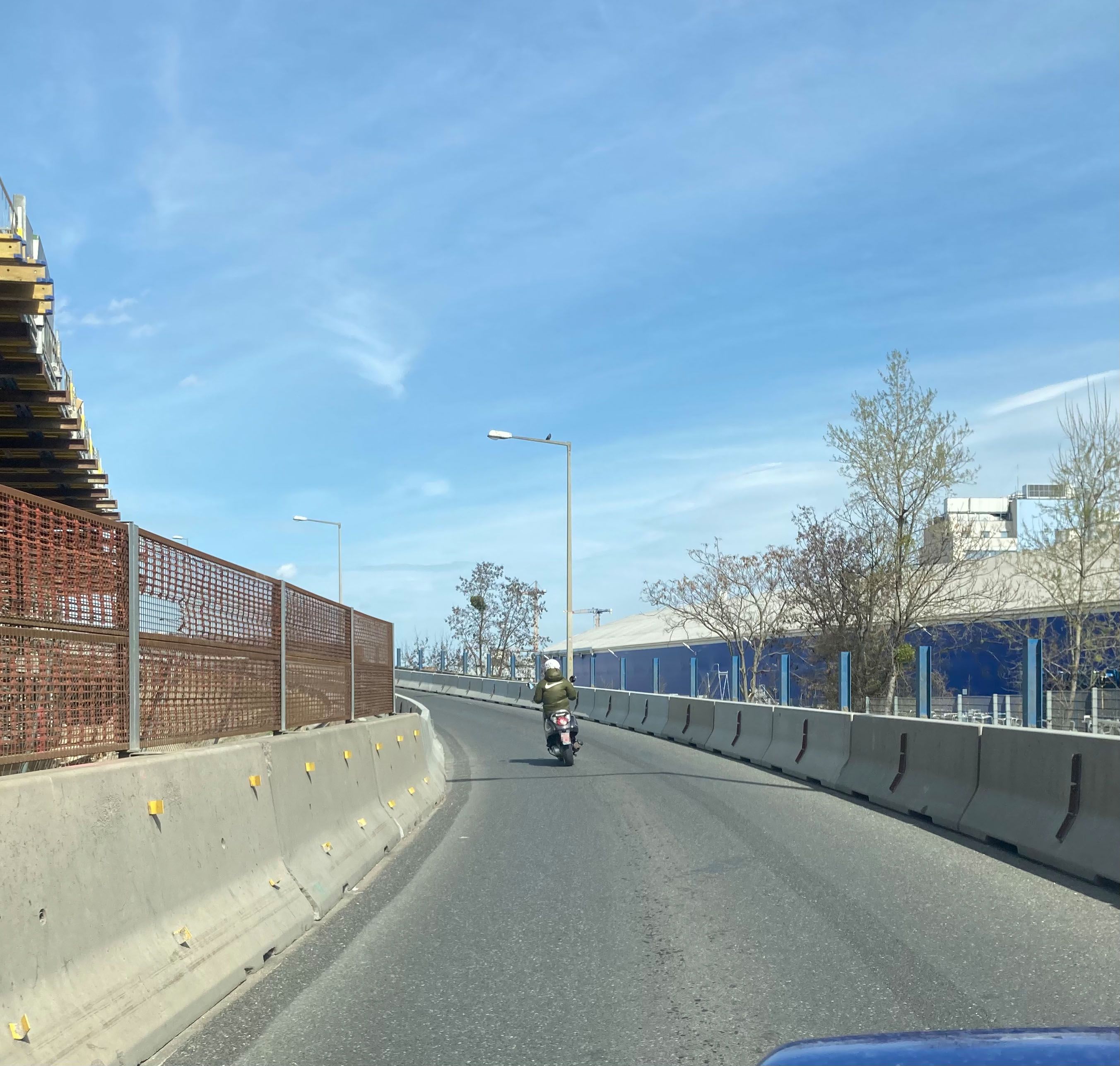 Der Mopedfahrer dürfte nicht auf der Autobahn fahren.