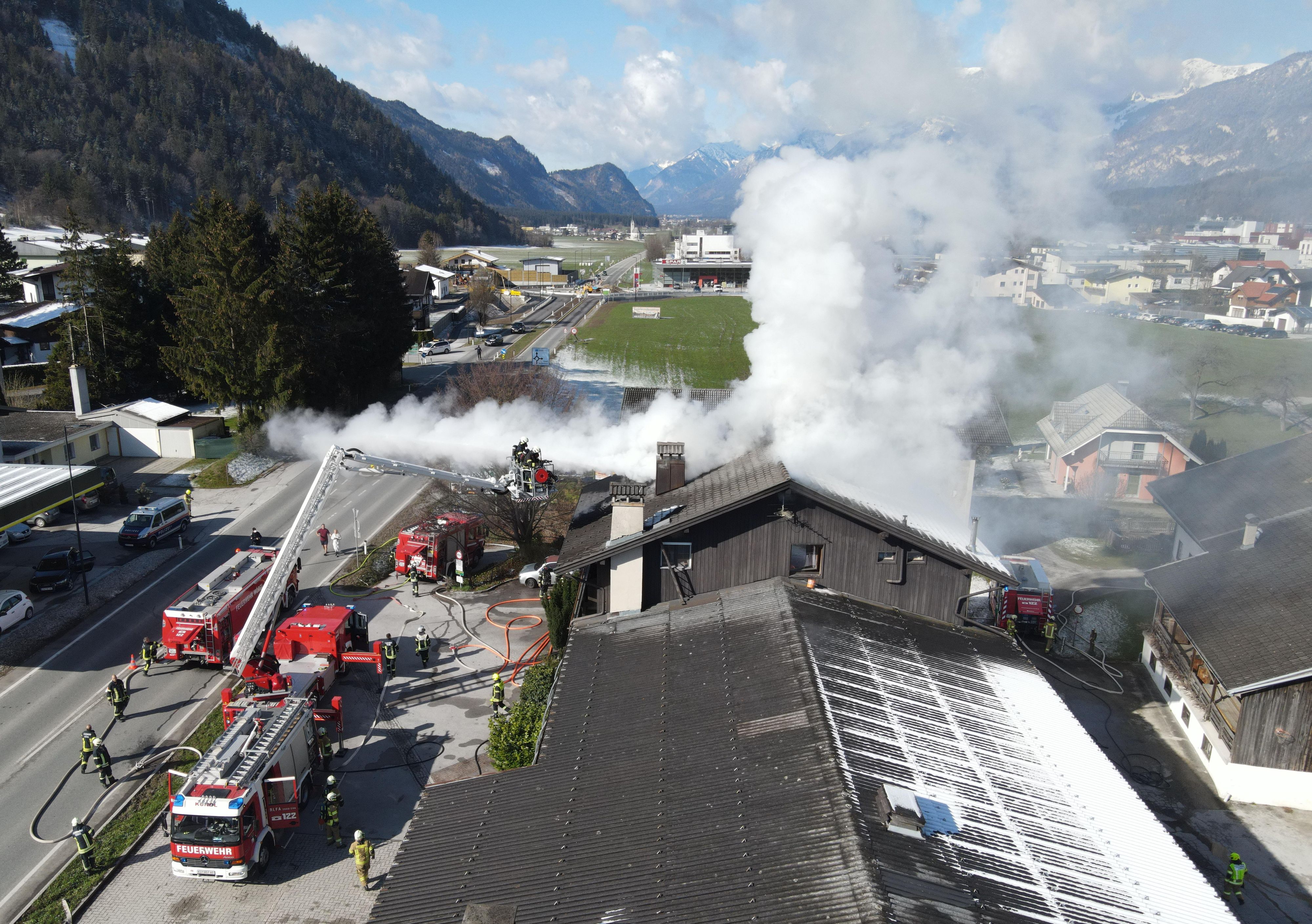 Die angerückten Feuerwehren konnten das Feuer rasch löschen. 