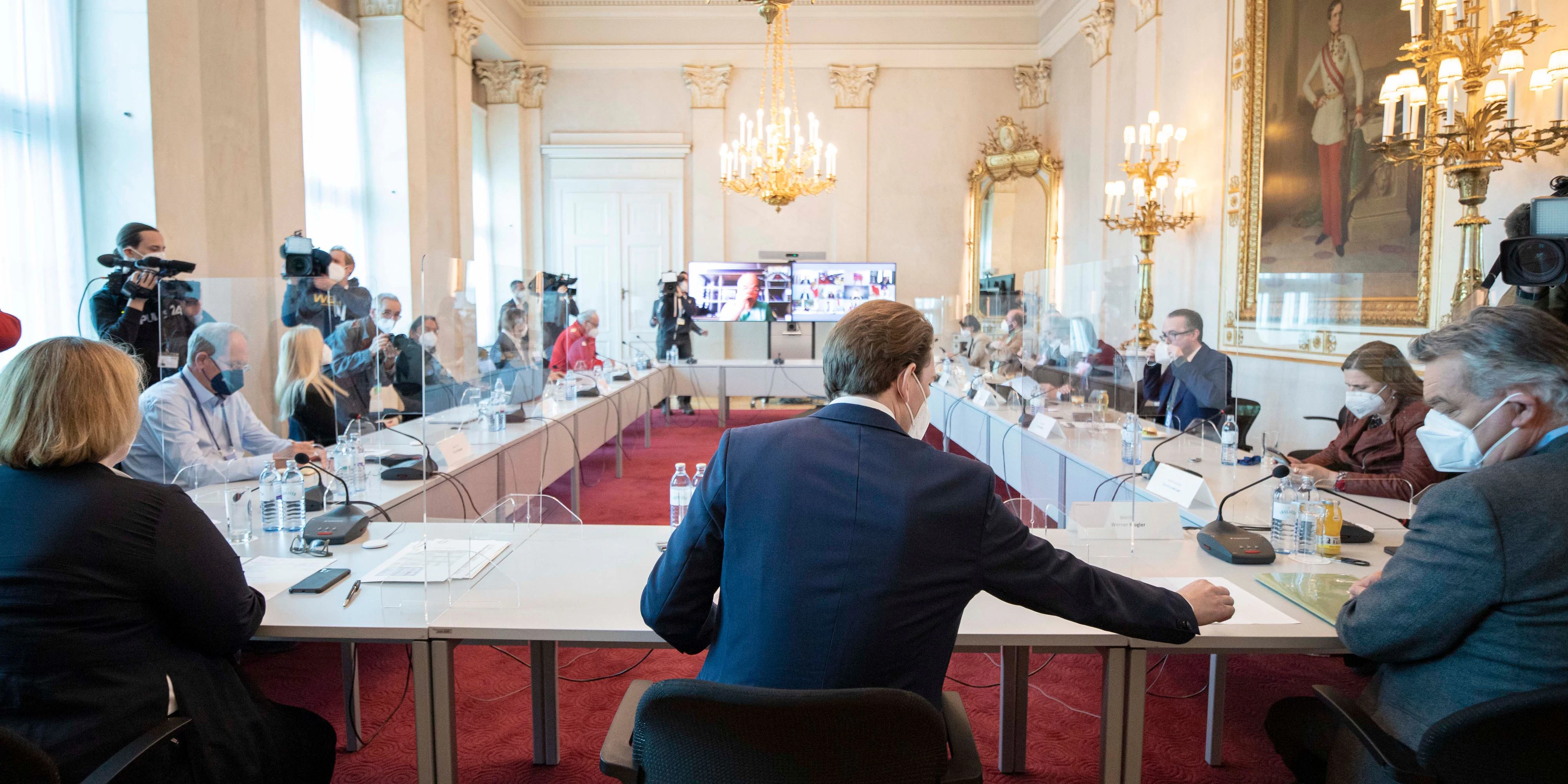 Corona-Gipfel am 6. April 2021: Bundeskanzler Sebastian Kurz (ÖVP) und Vizekanzler Werner Kogler (Grüne) im Rahmen einer Videokonferenz der Bundesregierung mit Experten und den Landeshauptleuten im Bundeskanzleramt in Wien