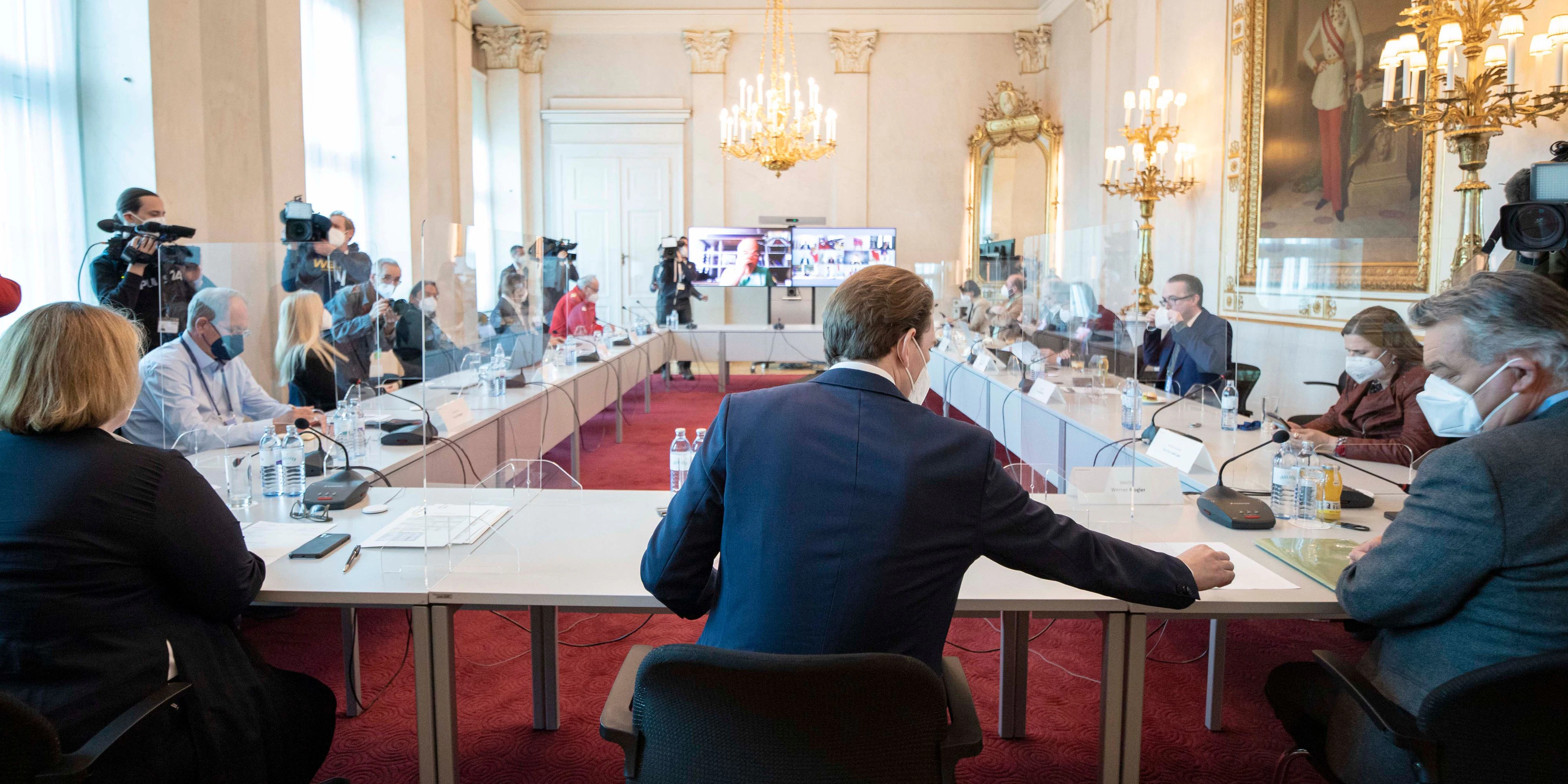 Corona-Gipfel am 6. April 2021: Bundeskanzler Sebastian Kurz (ÖVP) und Vizekanzler Werner Kogler (Grüne) im Rahmen einer Videokonferenz der Bundesregierung mit Experten und den Landeshauptleuten im Bundeskanzleramt in Wien