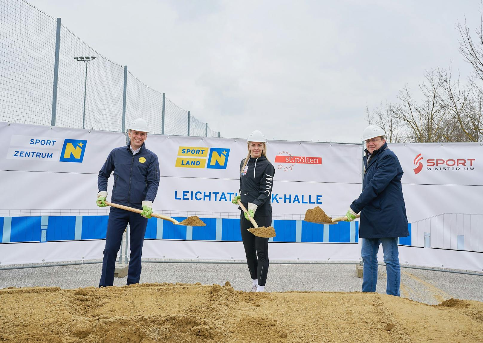 Spatenstich für neue Leichtathletik-Halle mit Sportlandesrat Jochen Danninger, Ivona Dadic und Bürgermeister Matthias Stadler