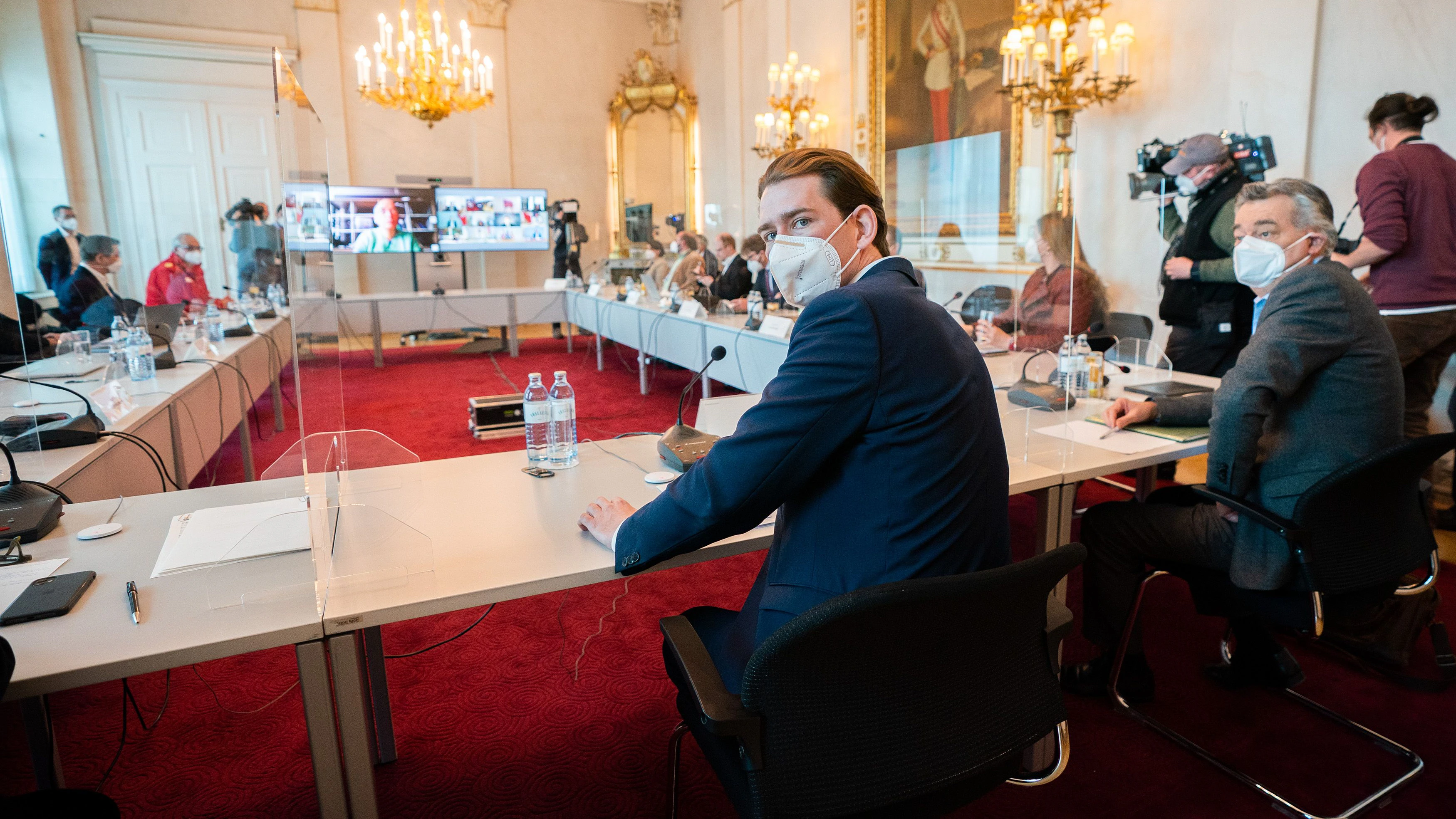 Corona-Gipfel am 6. April 2021: Bundeskanzler Sebastian Kurz (ÖVP) und Vizekanzler Werner Kogler (Grüne) im Rahmen einer Videokonferenz der Bundesregierung mit Experten und den Landeshauptleuten im Bundeskanzleramt in Wien