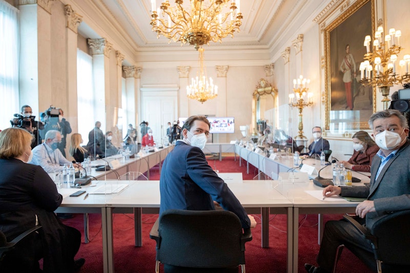 Corona-Gipfel am 6. April 2021: Bundeskanzler Sebastian Kurz (ÖVP) und Vizekanzler Werner Kogler (Grüne) im Rahmen einer Videokonferenz der Bundesregierung mit Experten und den Landeshauptleuten im Bundeskanzleramt in Wien
