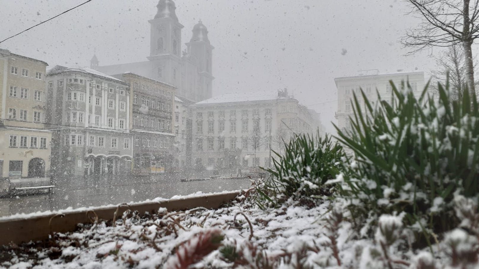 In Linz gab es am Dienstag gleich mehrmals dichtes Schneetreiben.