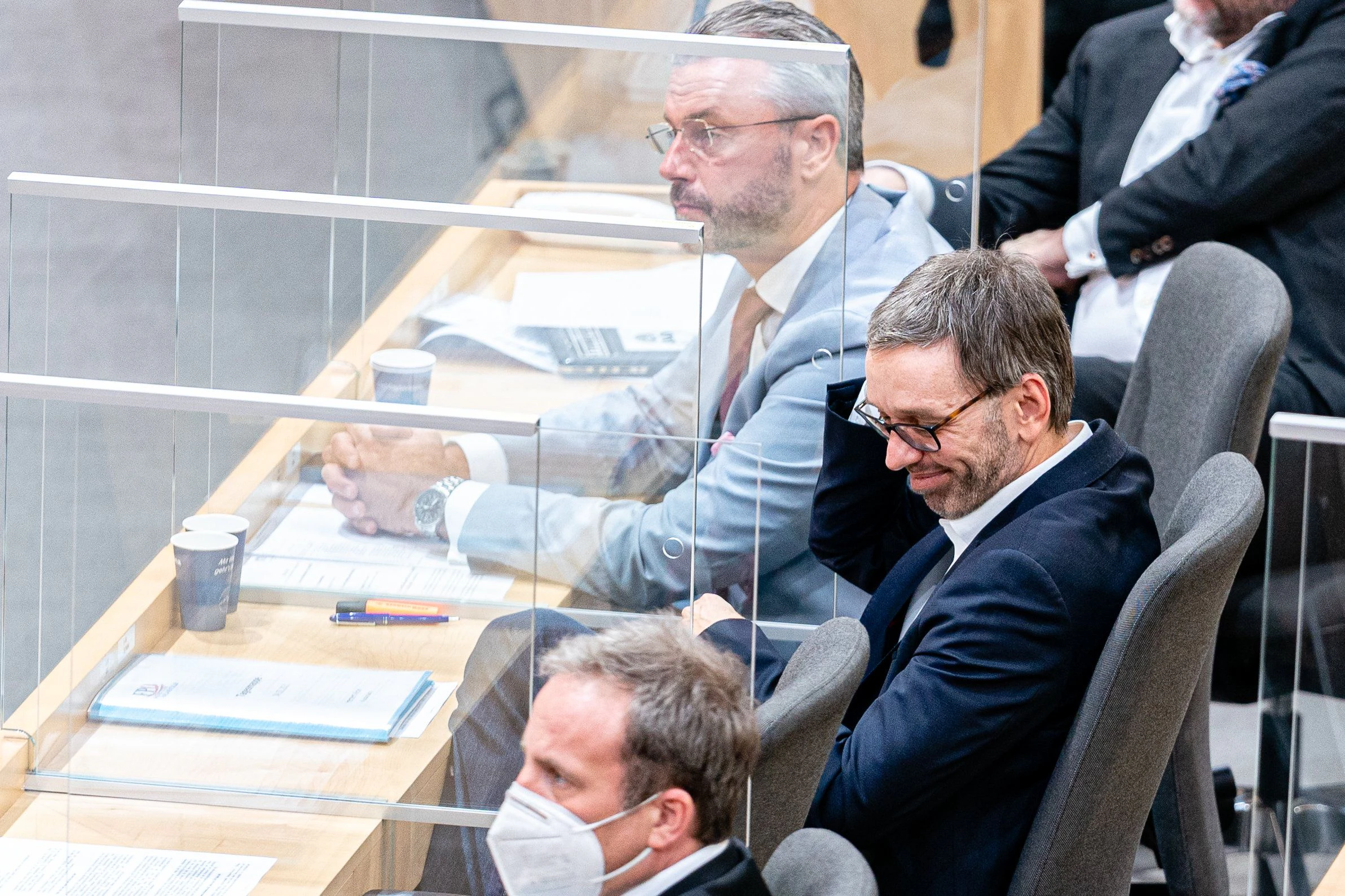 Im Bild: Norbert Hofer und Herbert Kickl (beide FPÖ) als Masken-Verweigerer.