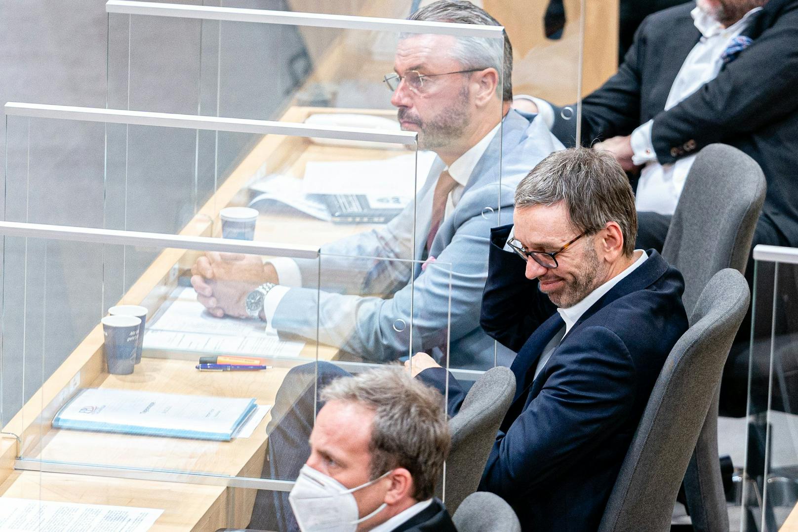 Im Bild: Norbert Hofer und Herbert Kickl (beide FPÖ) als Masken-Verweigerer.