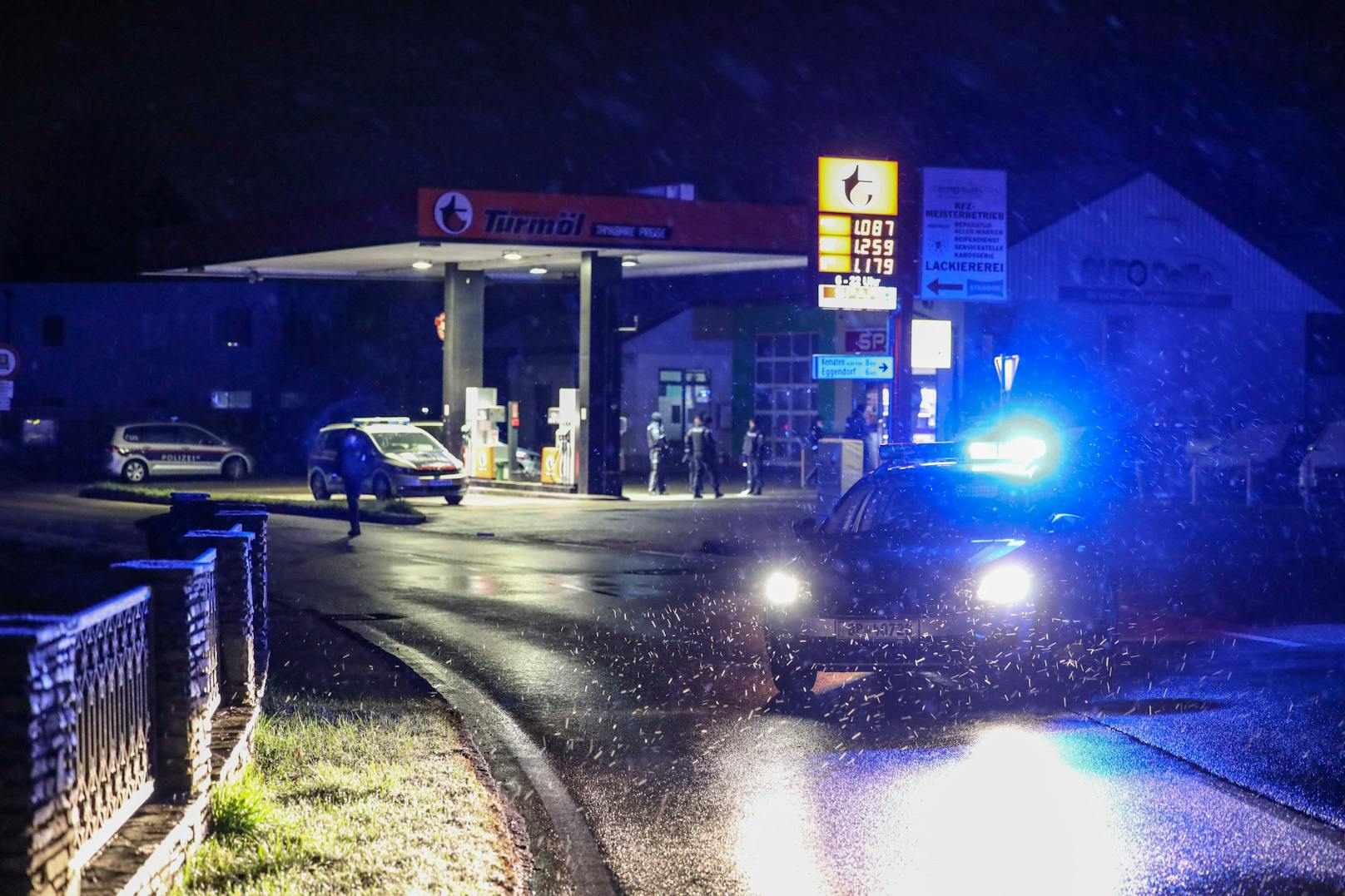 In Sipbachzell wurde in eine Tankstelle eingebrochen. Dabei fielen Schüsse.