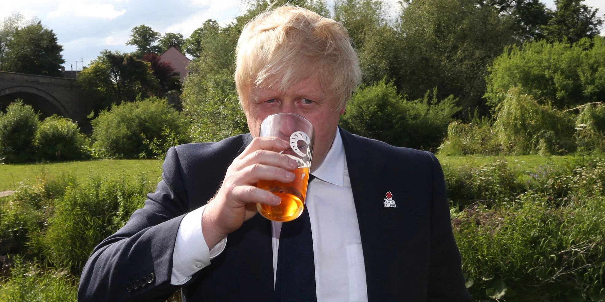 Download von www.picturedesk.com am 06.04.2021 (08:22).  Former London Mayor, and "Vote Leave" campaigner, Boris Johnson drinks a pint of beer ahead of meeting with members of the public and supporters in Piercebridge, near Darlington, north-east England on June 22, 2016, as he continues to campaign for a Brexit ahead of the June 23 EU referendum Wednesday is the last day of campaigning for Britain's referendum on whether or not to stay in the EU, a momentous decision with far-reaching implications for Britain and Europe / AFP PHOTO / SCOTT HEPPELL - 20160622_PD6307 - Rechteinfo: Rights Managed (RM) Nur für redaktionelle Nutzung! Werbliche Nutzung erfordert Freigabe: bitte schicken Sie uns eine Anfrage.