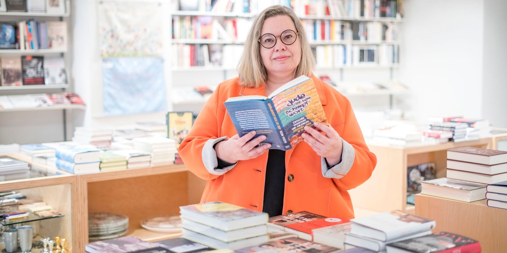 Schriftstellerin Alexia Weiss mit ihrem neuen Buch "Jude ist kein Schimpfwort" im "Bookshop Singer".