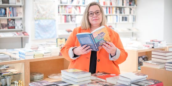 Schriftstellerin Alexia Weiss mit ihrem neuen Buch "Jude ist kein Schimpfwort" im "Bookshop Singer".