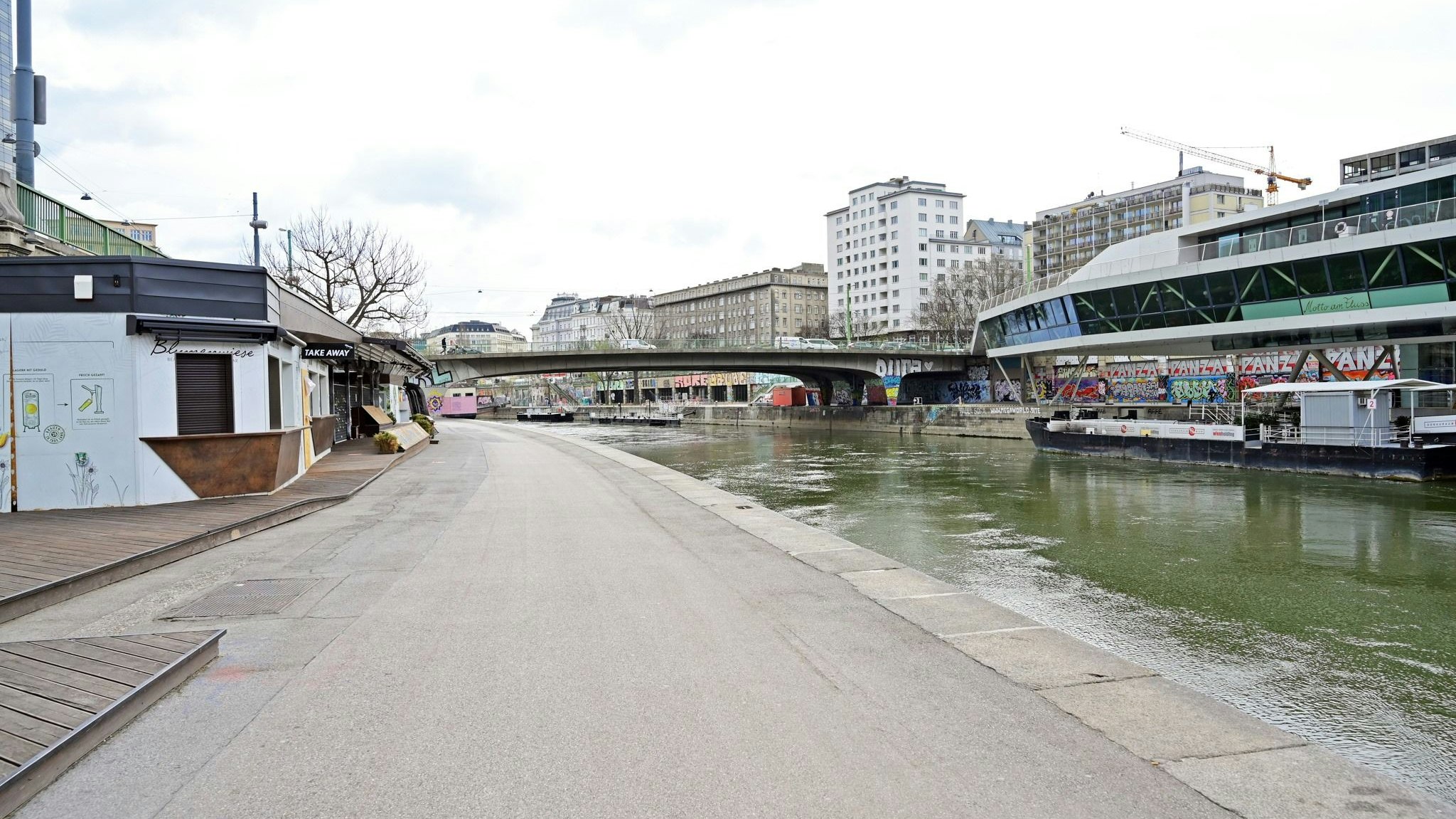Keine Menschen am Donaukanal unterwegs
