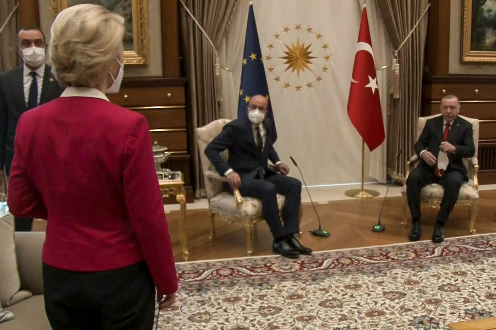Irritation bei der EU-Kommissionspräsidentin: Beim Treffen mit dem türkischen Präsidenten durfte sie nicht auf dem Sesseln neben den Männern sitzen.