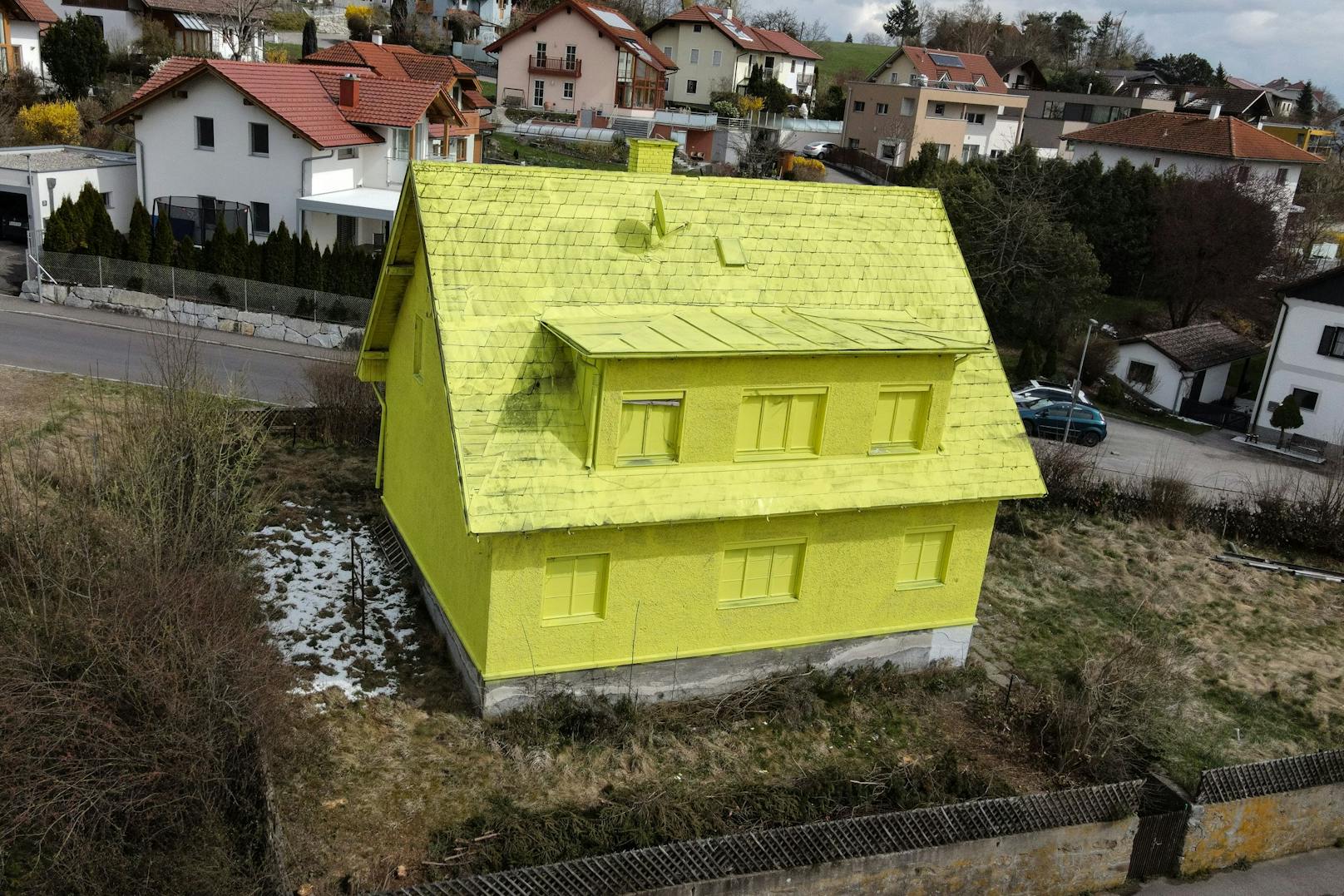 Das Haus wurde von rot-braun in gelb umgestrichen.