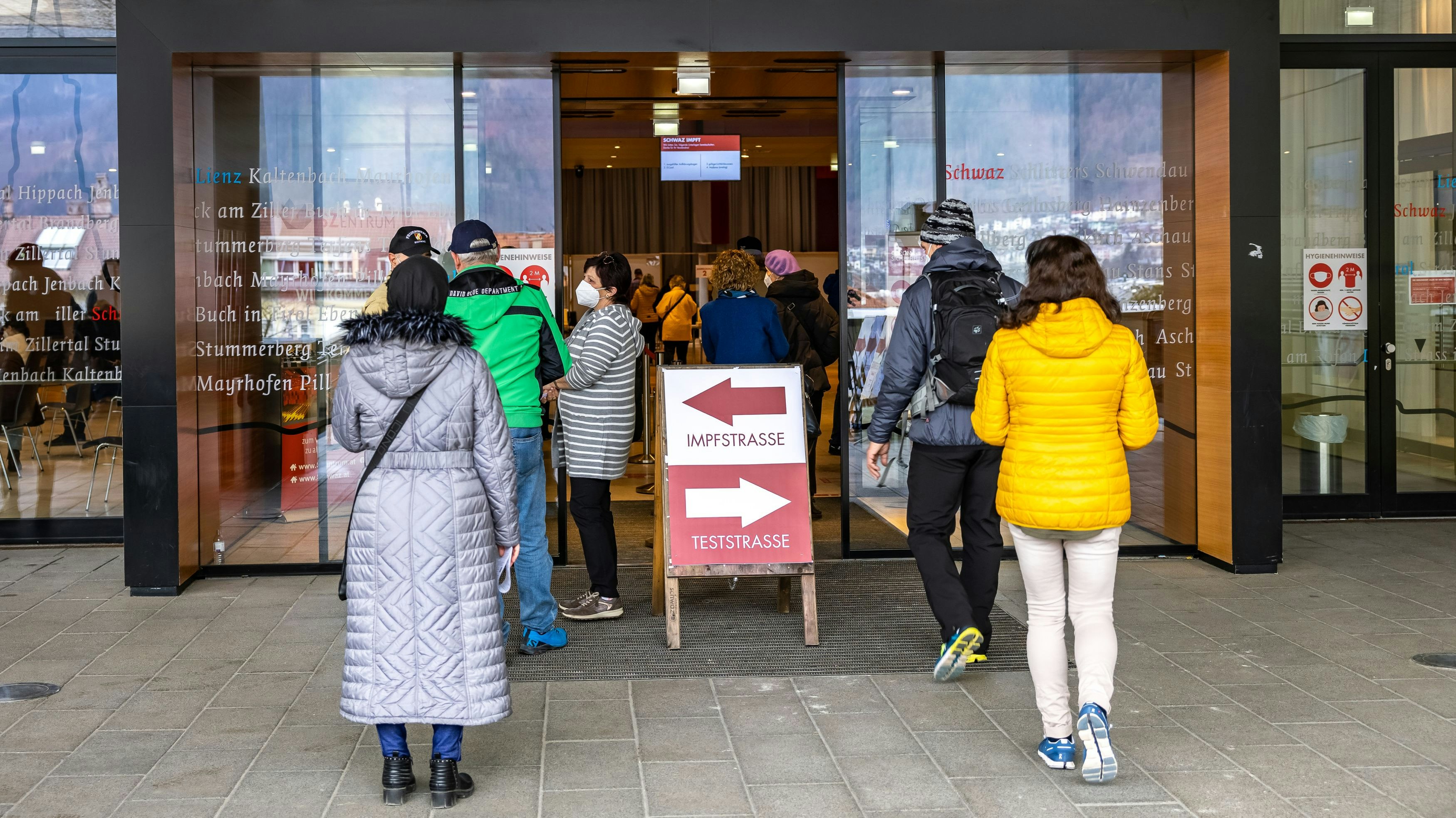Warteschlange vor der Impf- und Teststraße in Schwaz