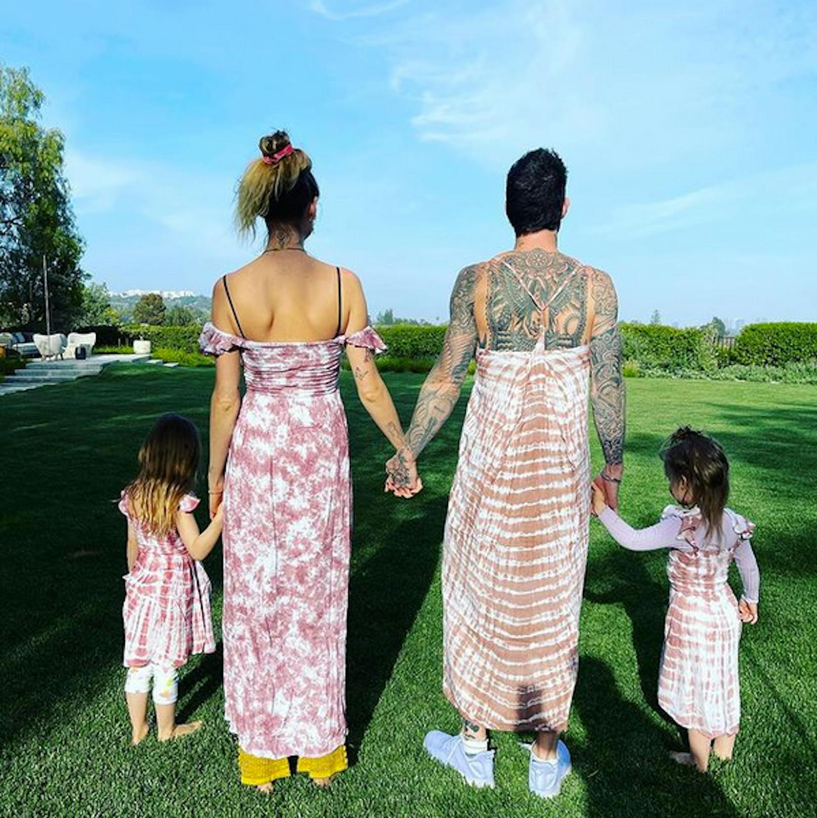 Der nächste Sommer kann kommen. Vor allem für Adam Levine, der sich mit seiner Frau und seinen Töchtern schon mal das passende Outfit besorgt hat: "Girls just wanna have fun", schreibt er dazu auf Instagram.<br>