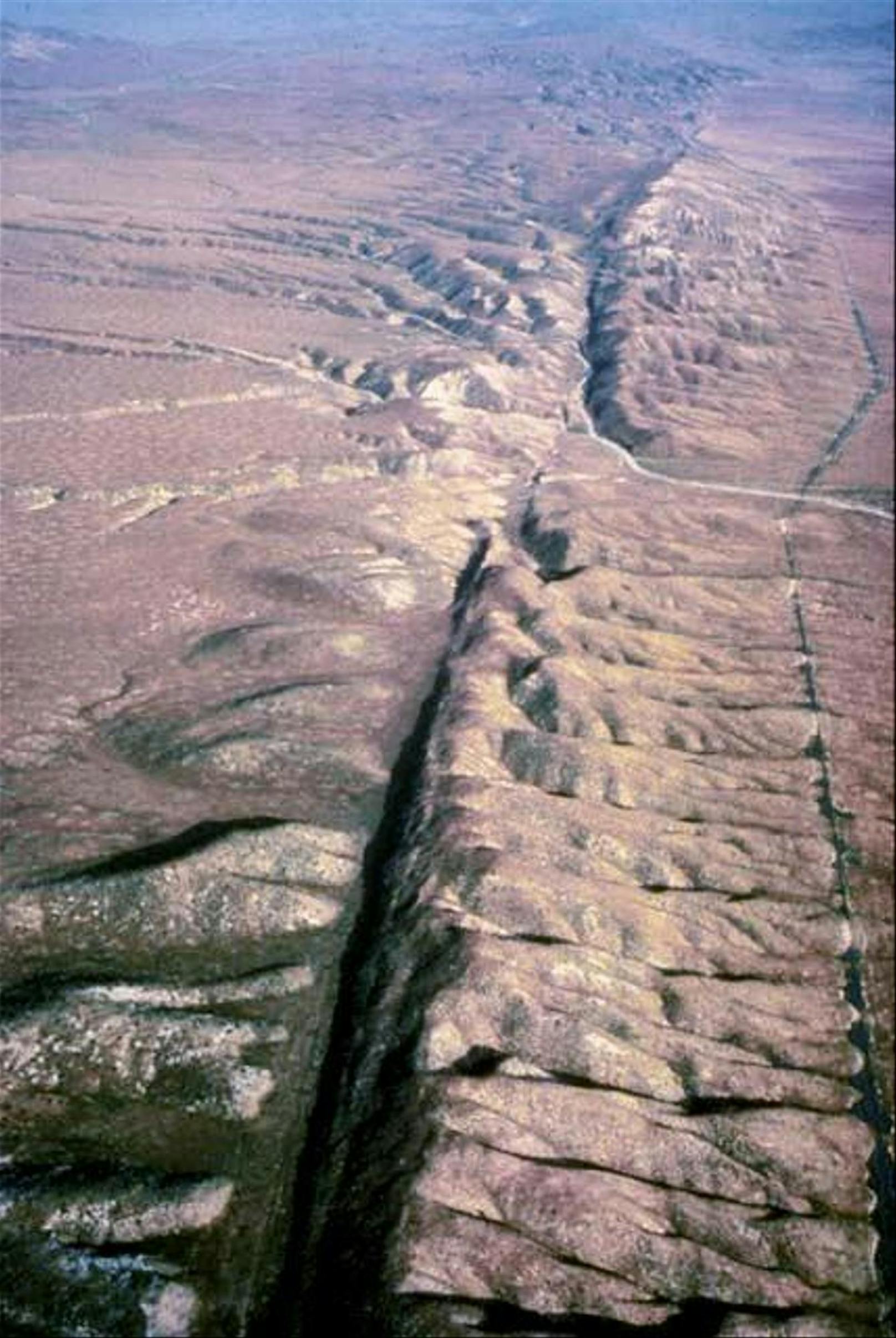 Doch es gab der Studie zufolge in den letzten 100.000 Jahren immer wieder Sprünge und Brüche. Pro Jahr verschiebt sich der Seitenast der San-Andreas-Verwerfung um 21,6 Millimeter gegeneinander – und damit weit mehr, als bislang angenommen.