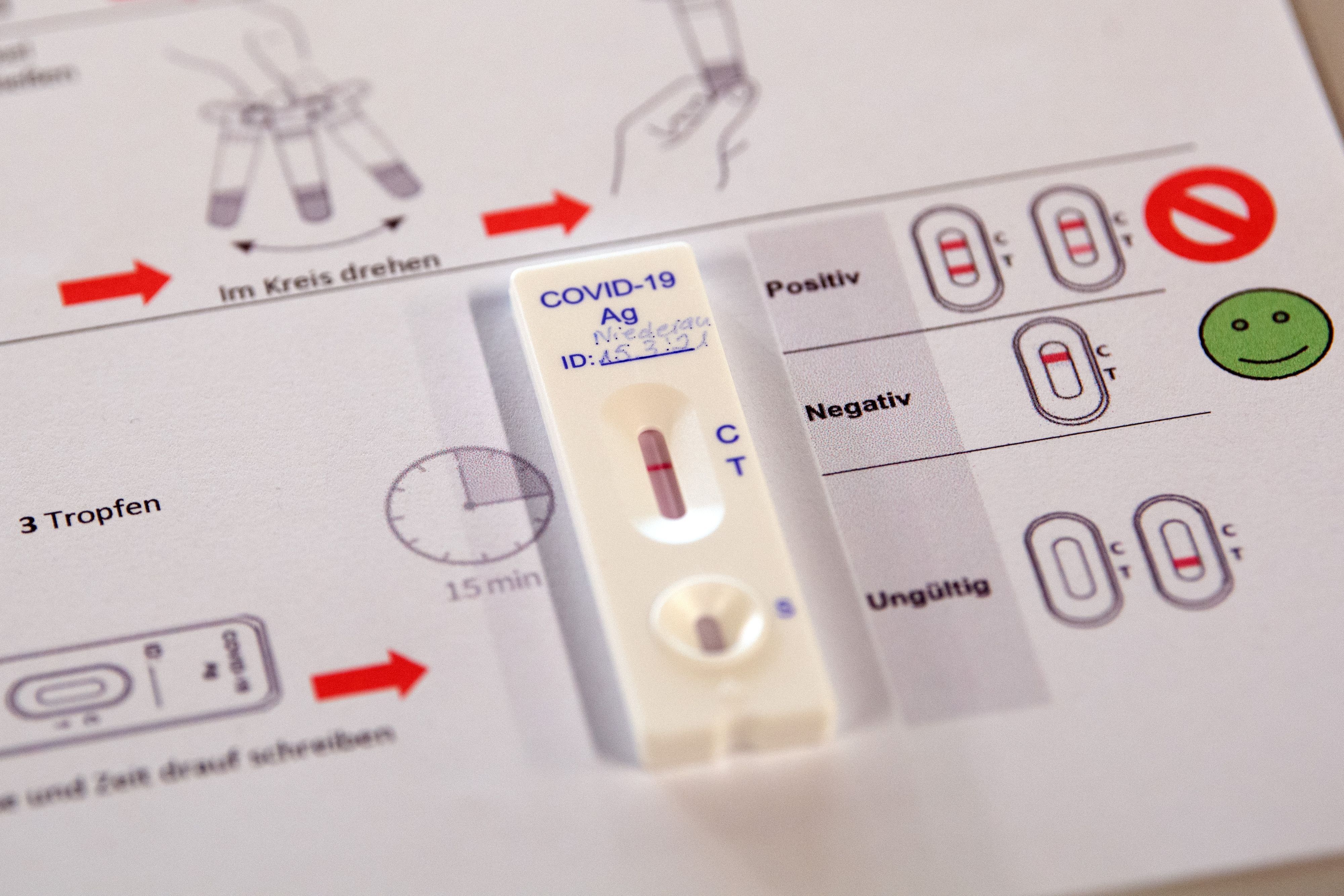 Ein Corona-Schnelltest auf einem Erklärblatt