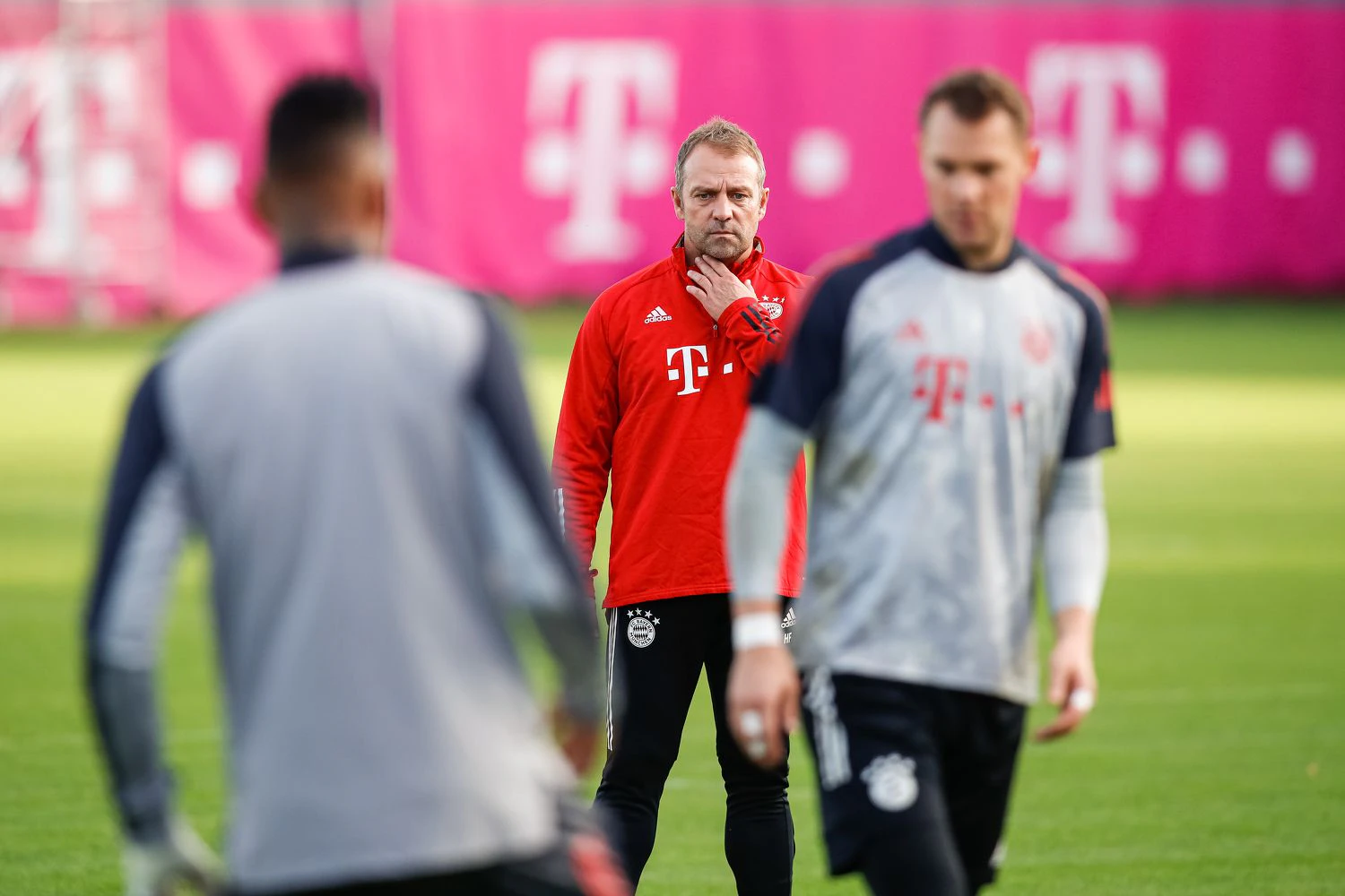 Hansi Flick beobachtet Jerome Boateng.