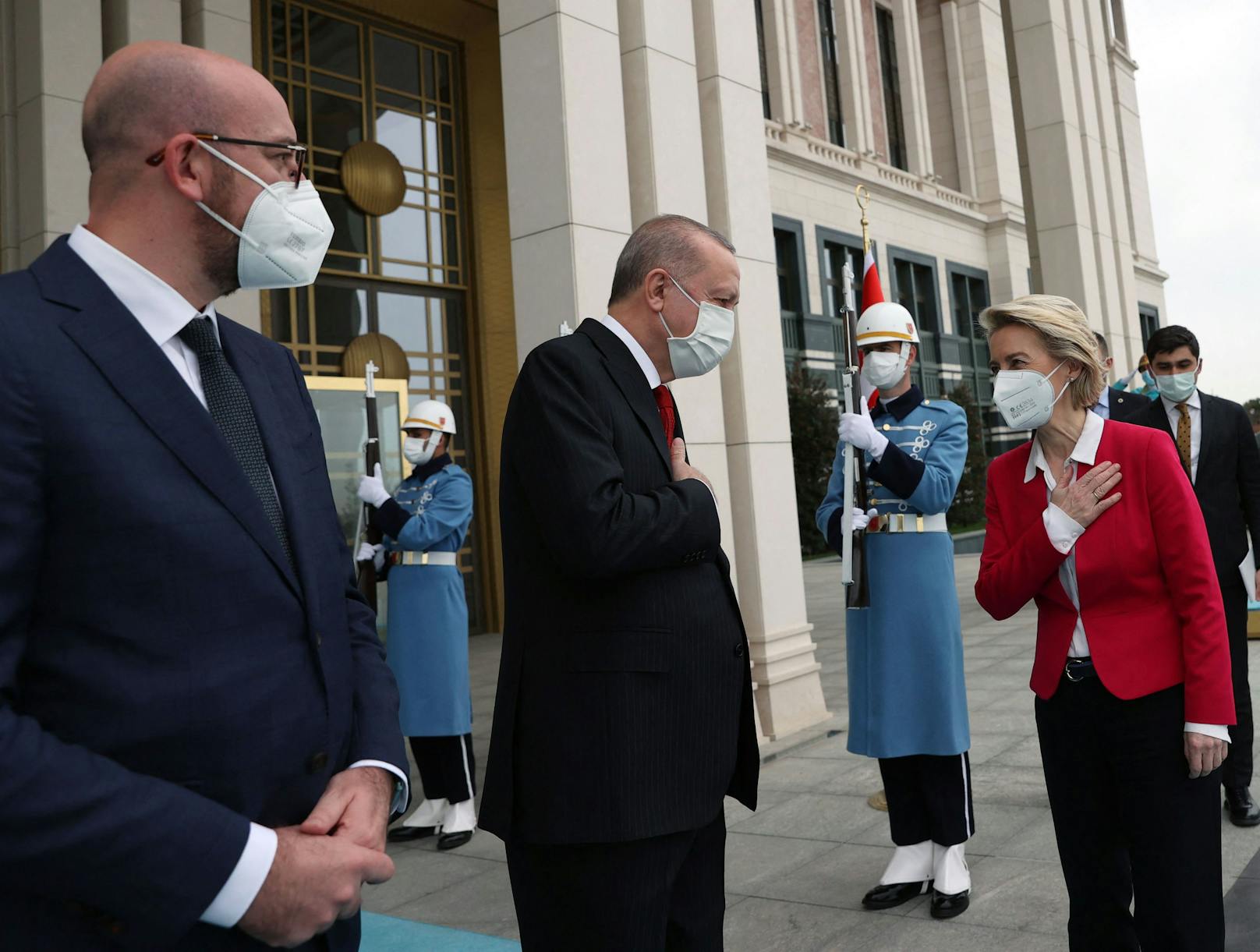 Gemeinsam mit dem EU-Ratspräsidenten Charles Michel stattete die EU-Kommissionspräsidentin Ursula von der Leyen dem türkischen Präsidenten Recep Tayyip Erdogan einen Besuch ab.