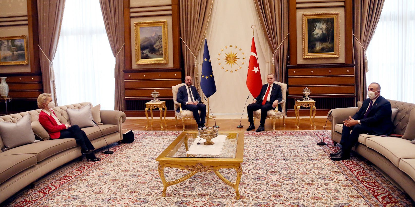 Nichtsdestotrotz setzte sich Von der Leyen auf dem etwas entfernten Sofa hin. Ihr gegenüber saß der türkische Außenminister Mevlüt Cavusoglu, der ebenfalls am Gespräch teilnahm.