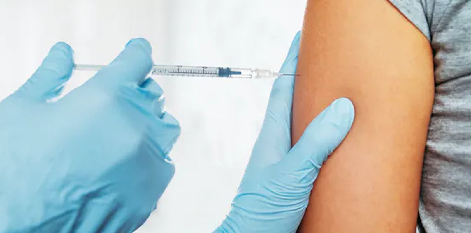 Wird bei der Corona-Impfung nach dem Erststich mit AstraZeneca für die zweite Dosis ein mRNA-Impfstoff verwendet, ist der Impfschutz laut Studien höher.