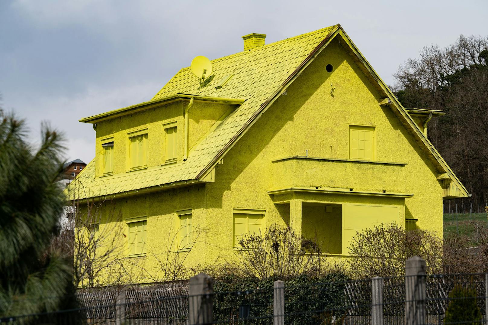 Von Kopf bis Fuß: vom Dach bis hin zu den Fensterläden, wurde das Haus in gelb gestrichen.