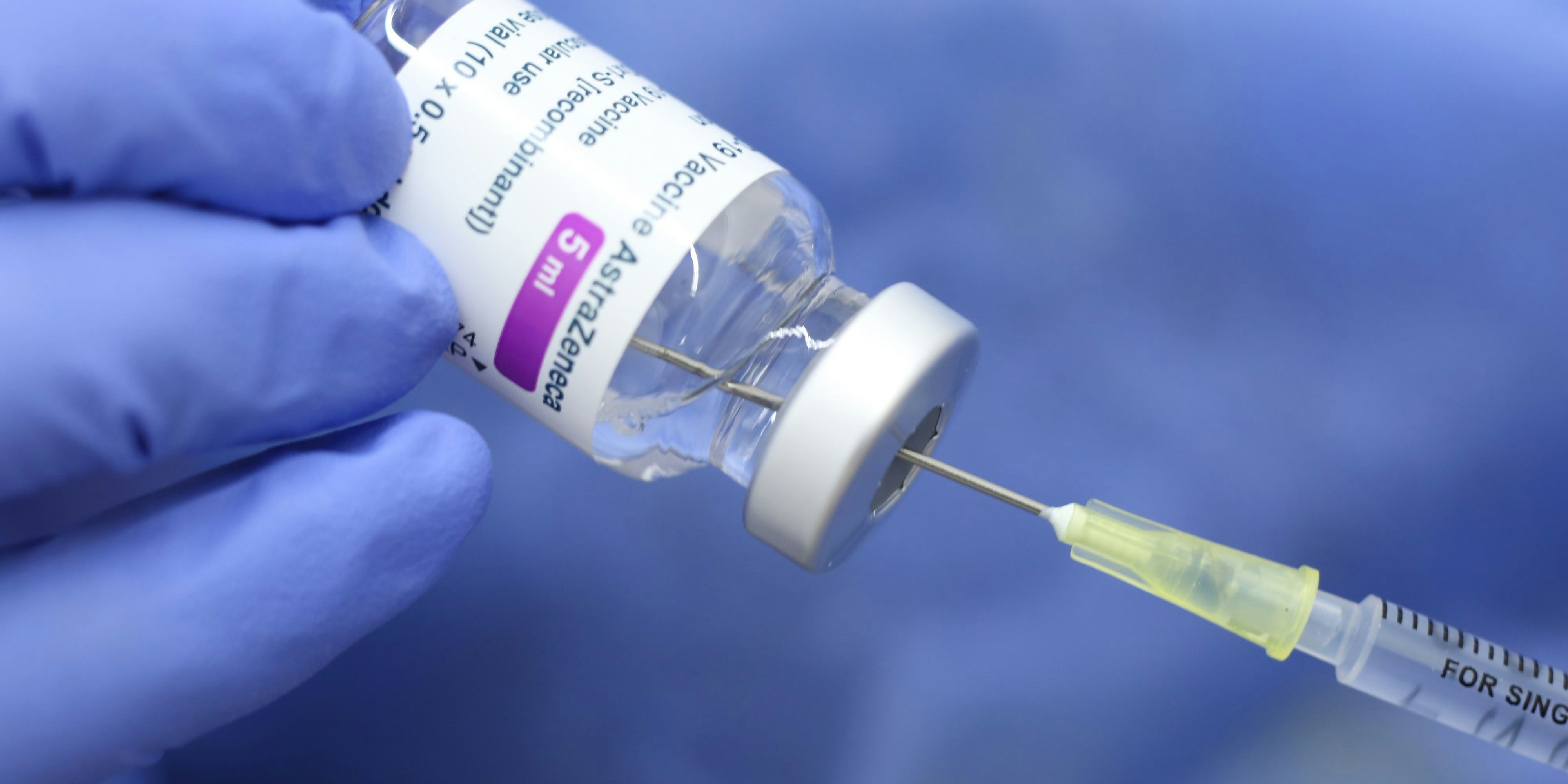 Eine Spritze wird mit dem AstraZeneca-Vakzin gefüllt. Symbolbild