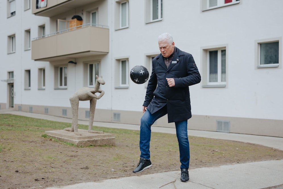 Für den Wiener Wohnen Podcast gaberlte Polster an der Spielstätte seiner Kindheit und Jugend, dem Gemeindebau am Brunnweg 4 in Favoriten.